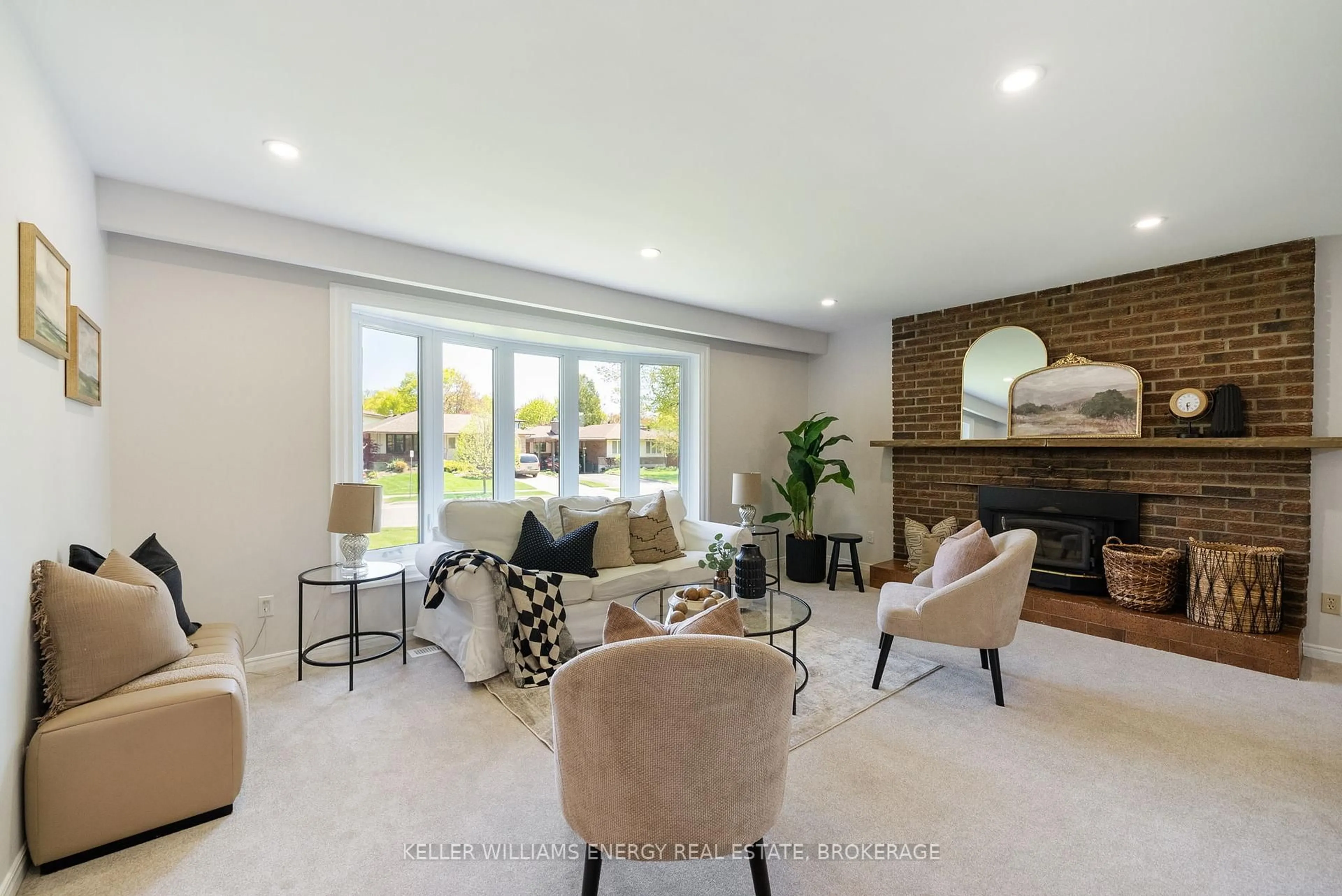 Living room with furniture, unknown for 376 Waverly St, Oshawa Ontario L1J 5W1
