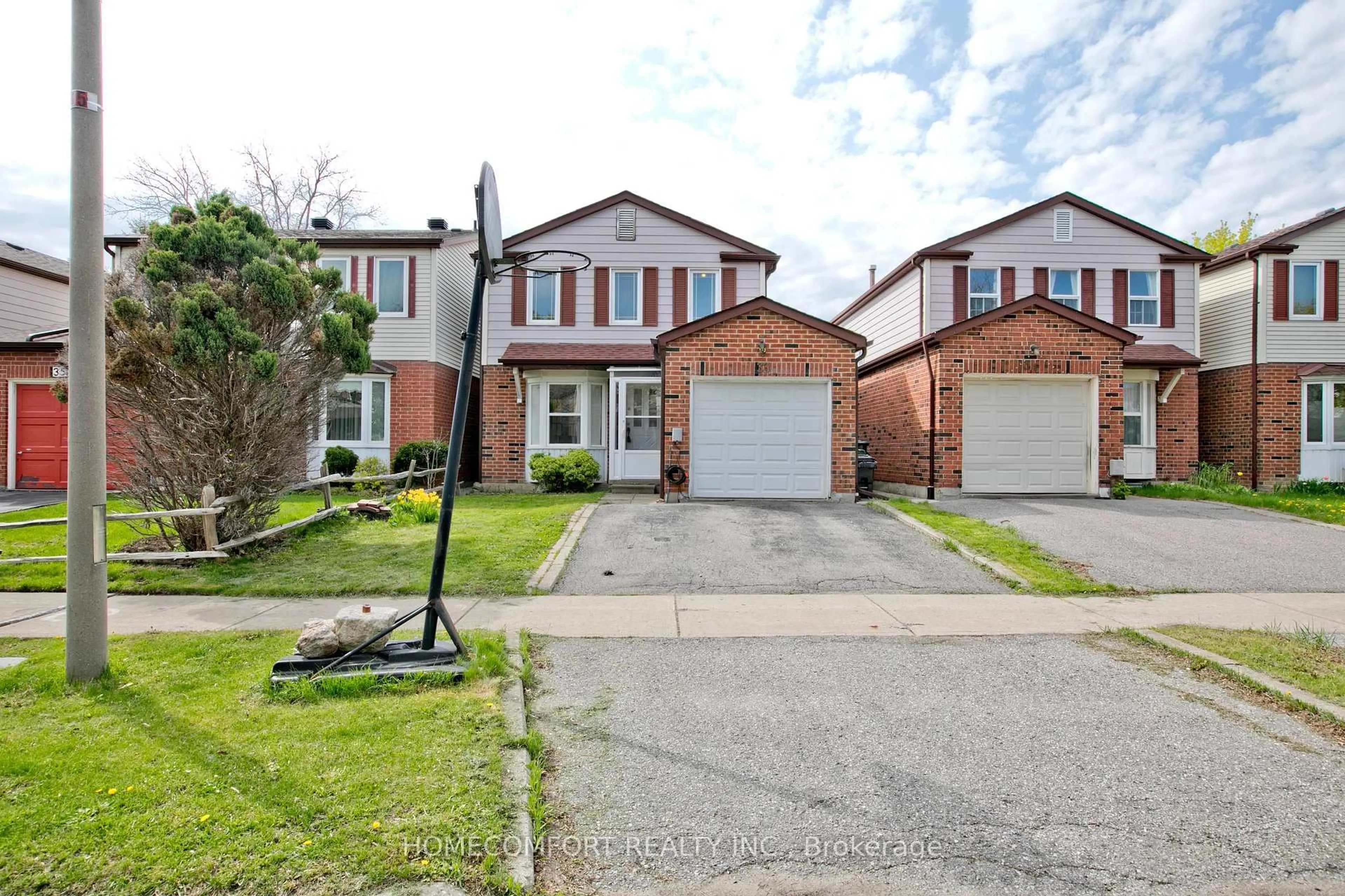 Home with brick exterior material, street for 33 Fawndale Cres, Toronto Ontario M1W 2X3
