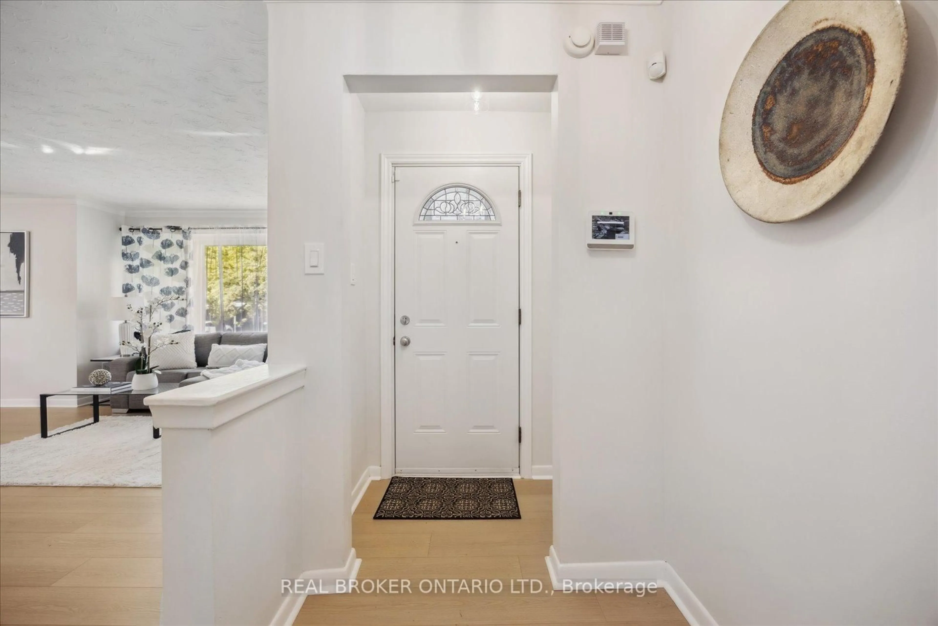 Indoor entryway for 237 Chine Dr, Toronto Ontario M1M 2L6