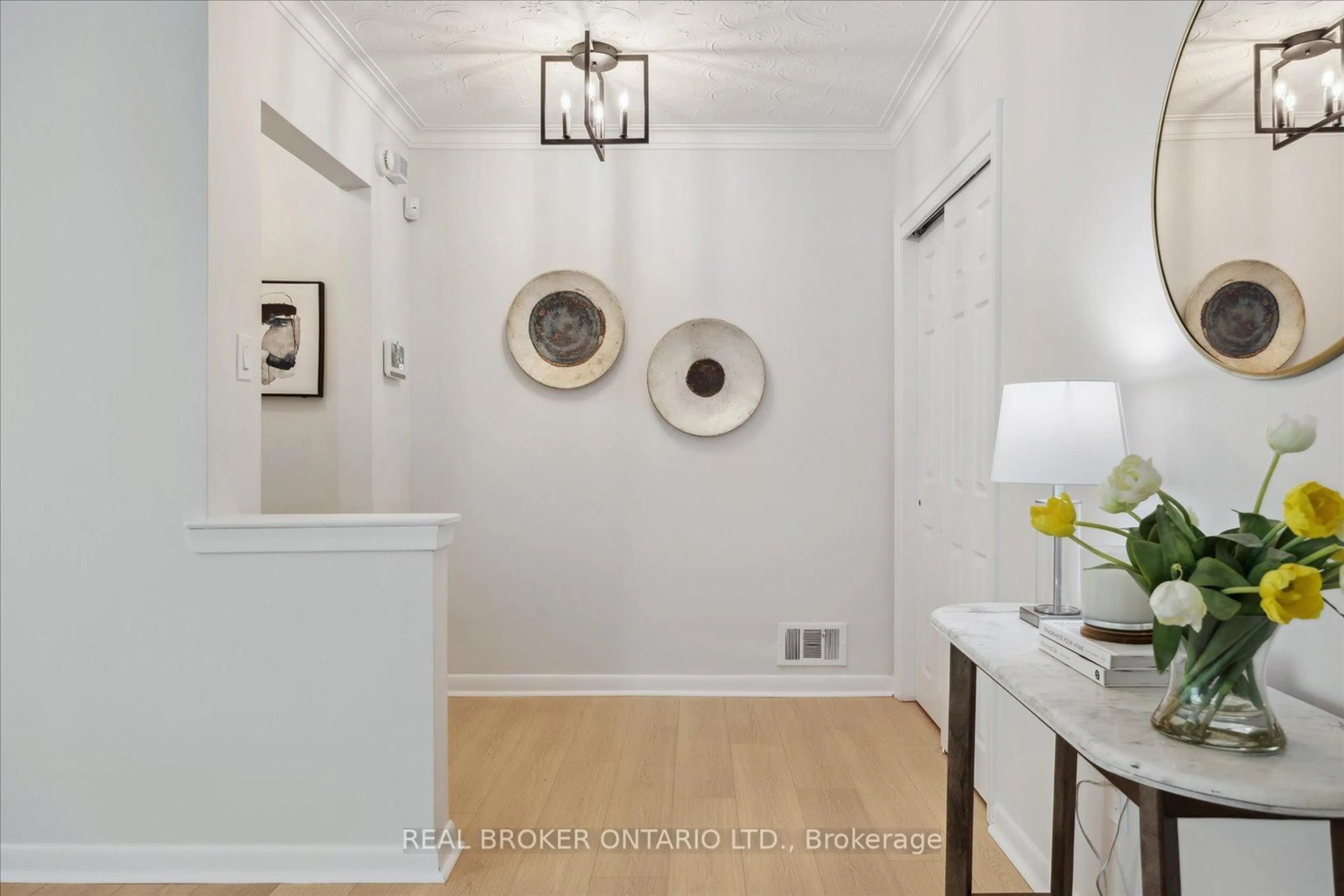 Indoor entryway for 237 Chine Dr, Toronto Ontario M1M 2L6