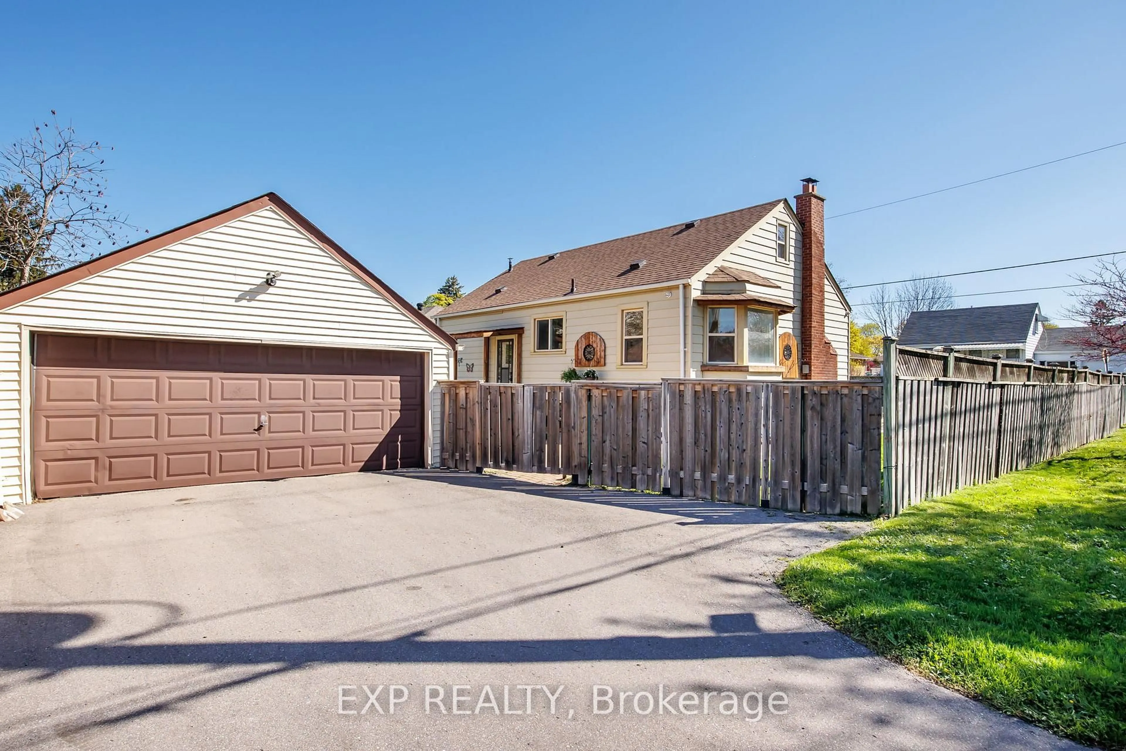 A pic from outside/outdoor area/front of a property/back of a property/a pic from drone, street for 72 Cleta Dr, Toronto Ontario M1K 3G7