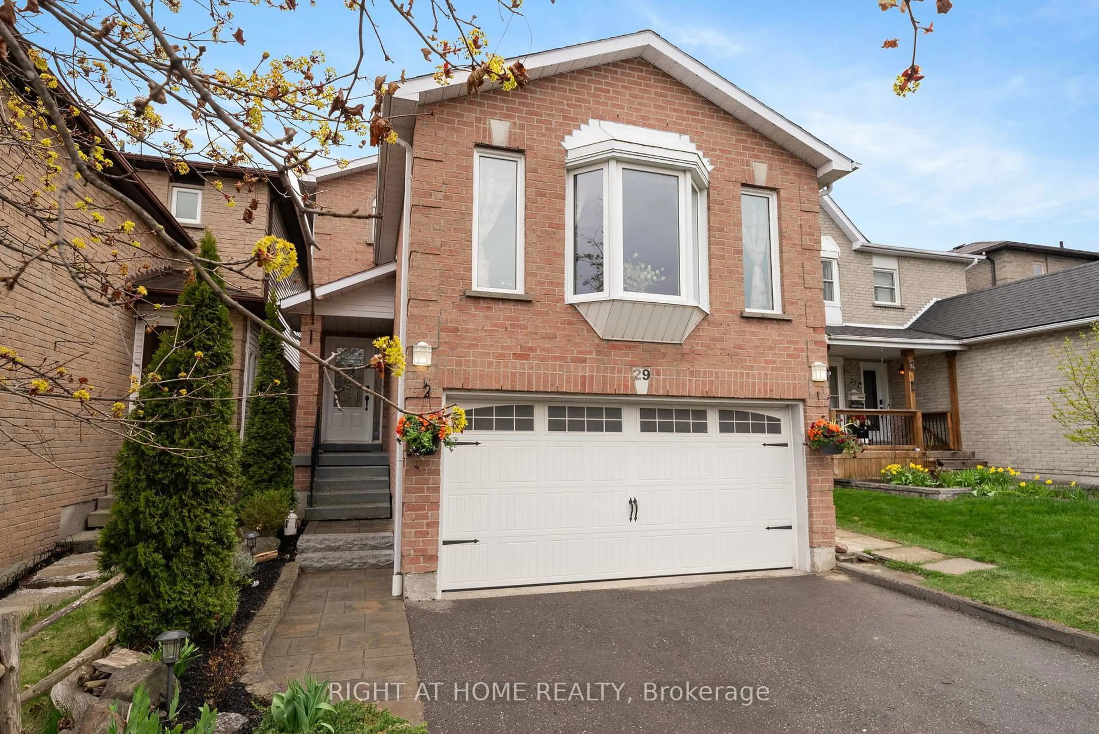 Home with brick exterior material, street for 29 Fairmeadow Pl, Whitby Ontario L1N 8W6