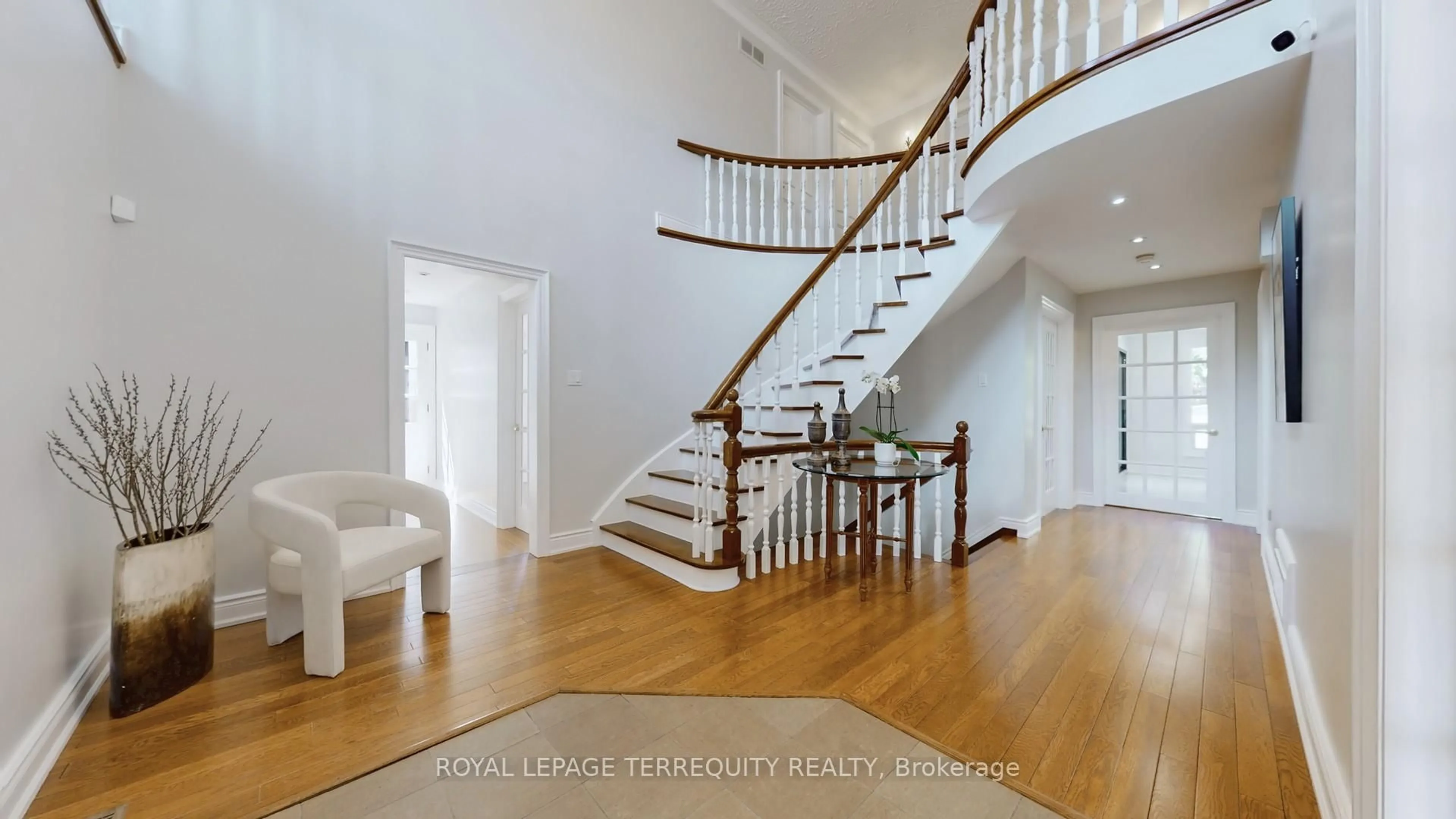 Indoor foyer for 8 Ashall Blvd, Toronto Ontario M4B 3C1