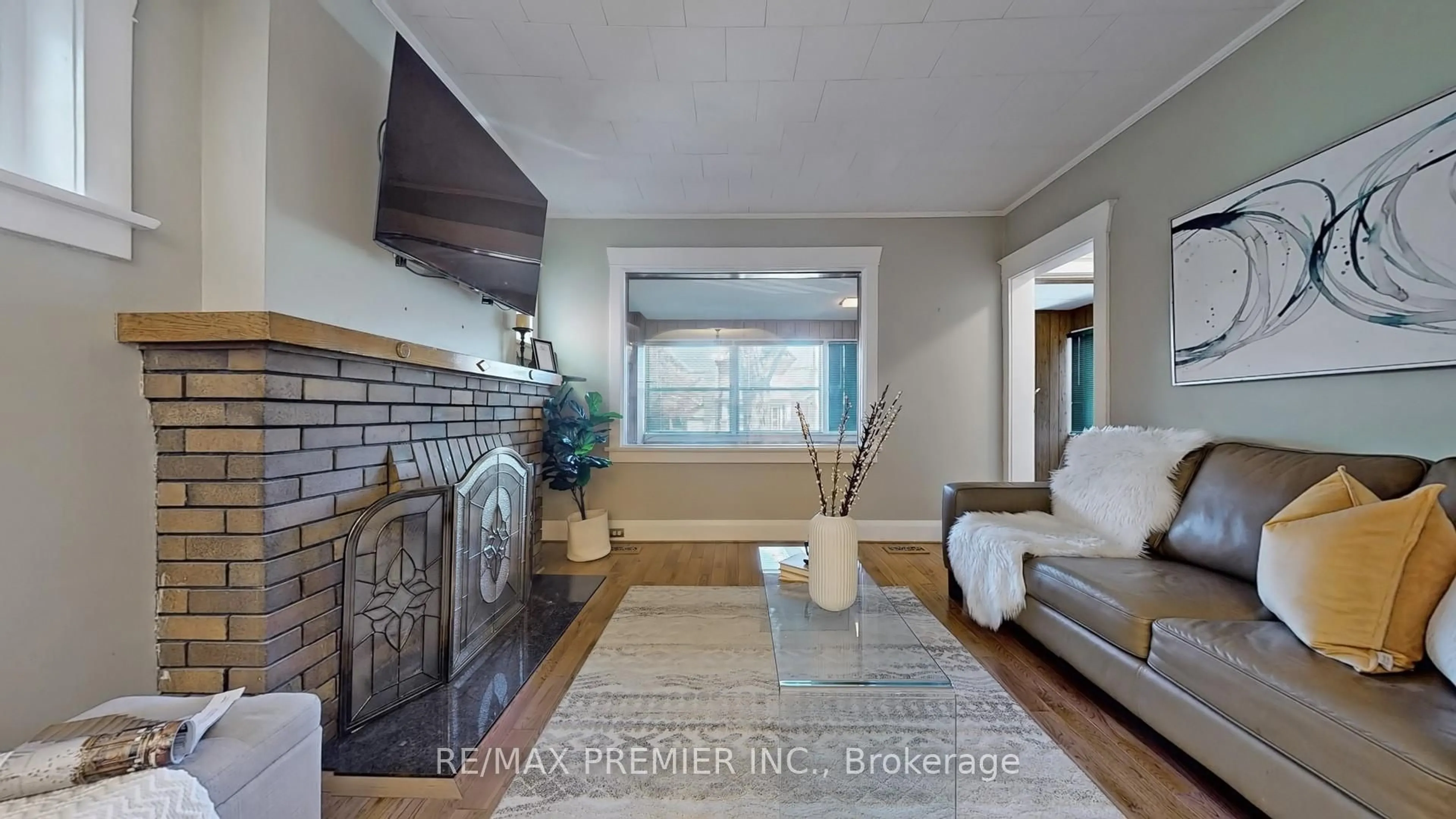 Living room with furniture, unknown for 77 Gatwick Ave, Toronto Ontario M4C 1W4