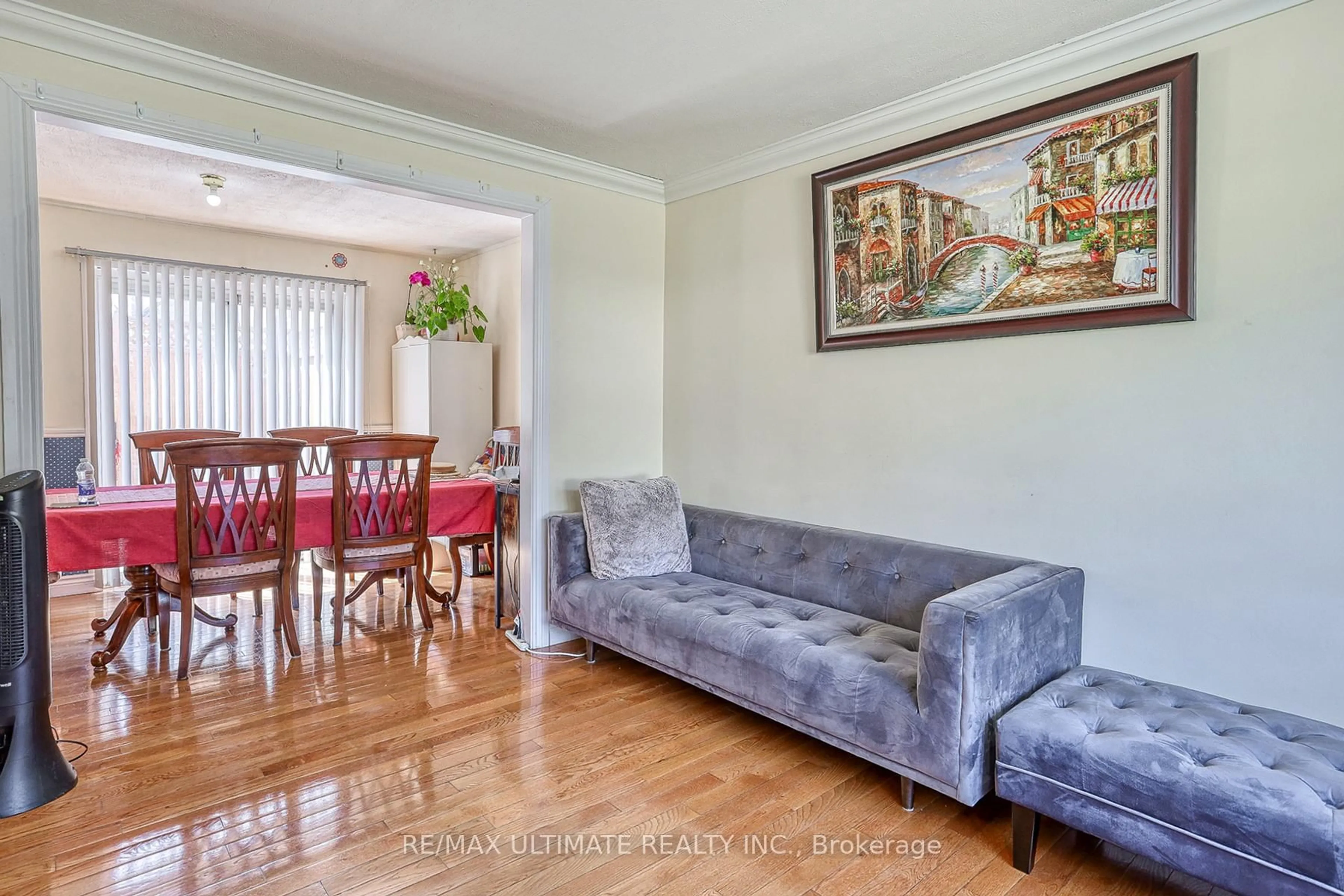 Living room with furniture, wood/laminate floor for 43 Ashwick Dr, Toronto Ontario M1K 2L1