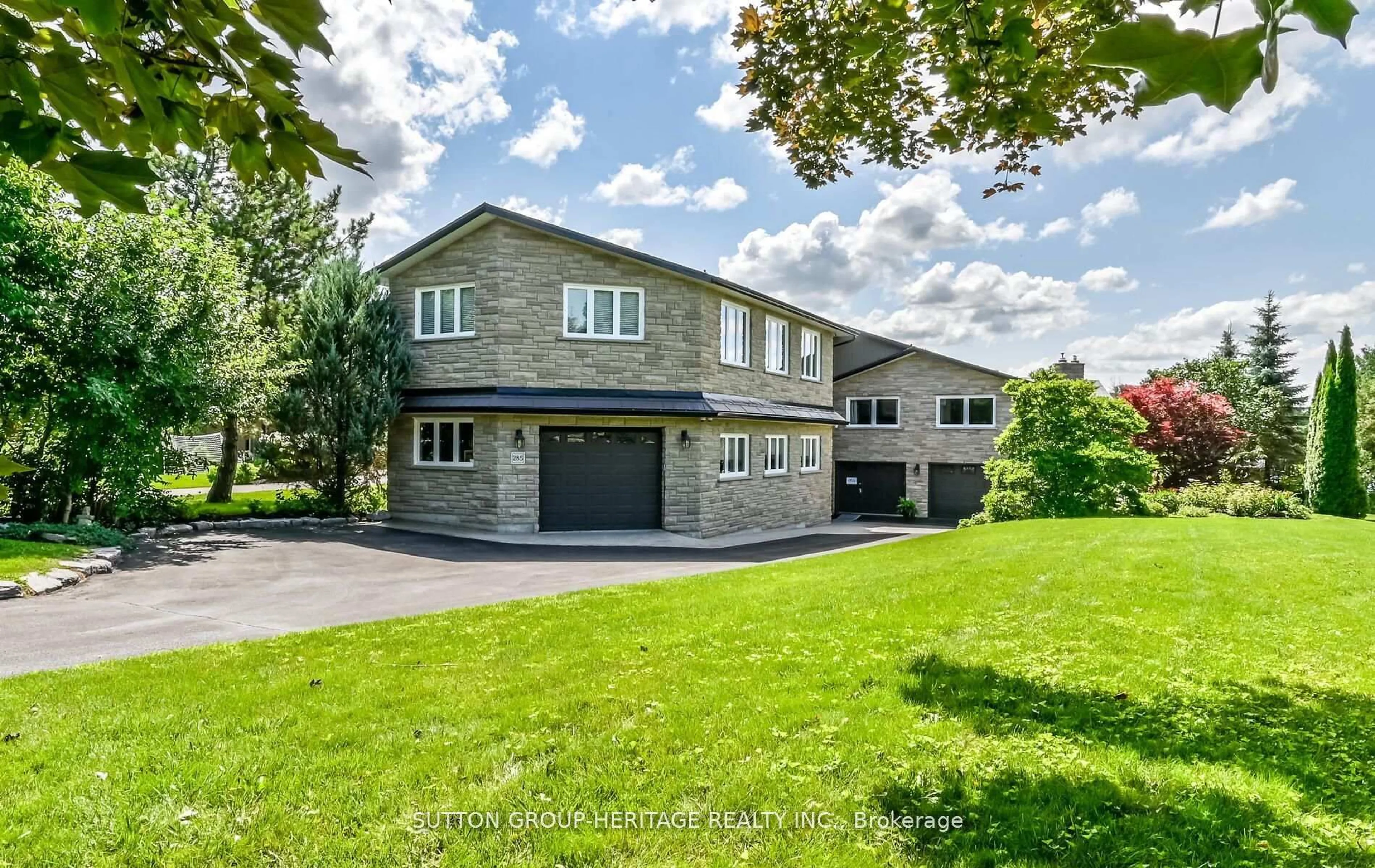 A pic from outside/outdoor area/front of a property/back of a property/a pic from drone, street for 285 Stephenson Point Rd, Scugog Ontario L9L 1B4