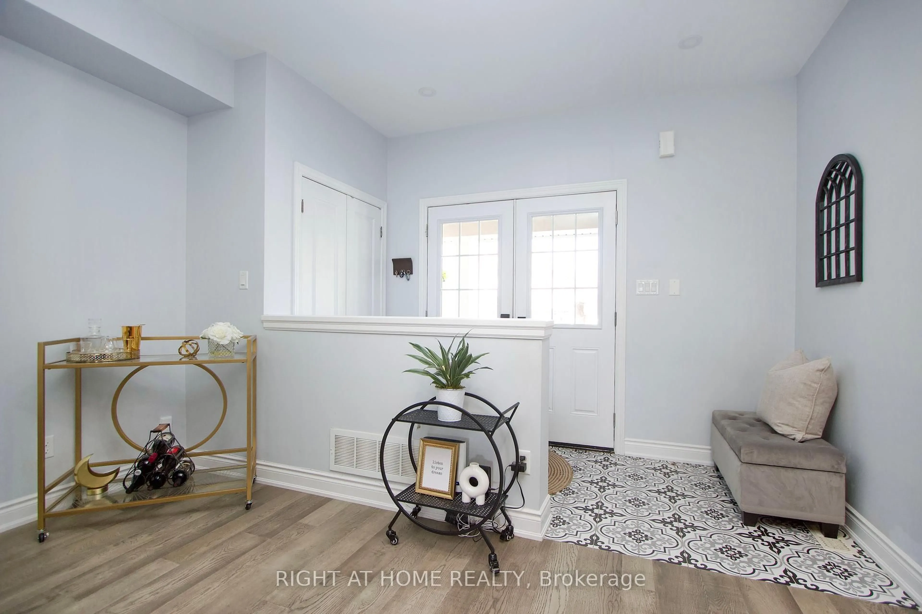 Indoor entryway for 931 BARBADOS St, Oshawa Ontario L1J 0A6