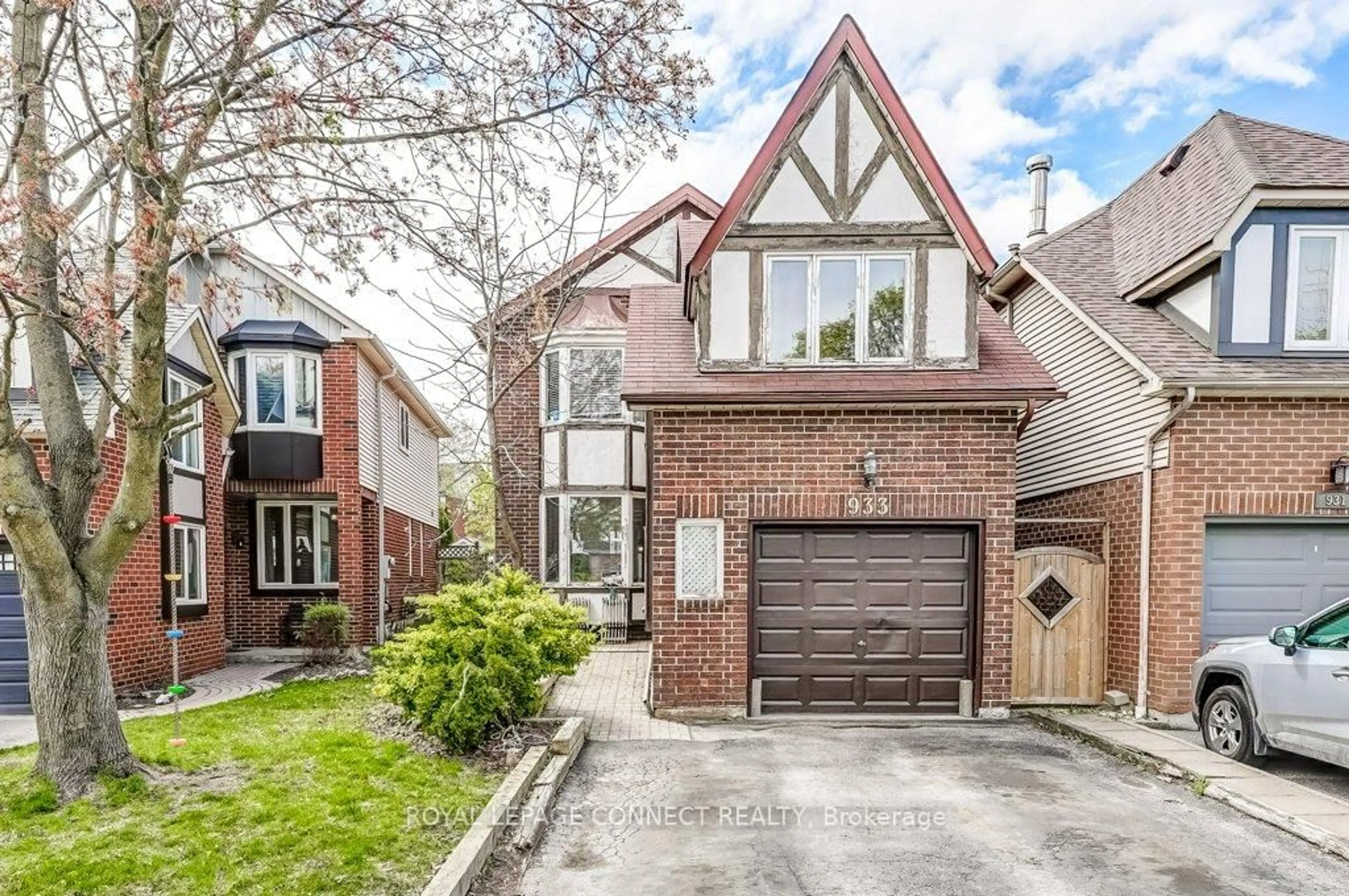 Home with brick exterior material, street for 933 Redbird Cres, Pickering Ontario L1V 5K8