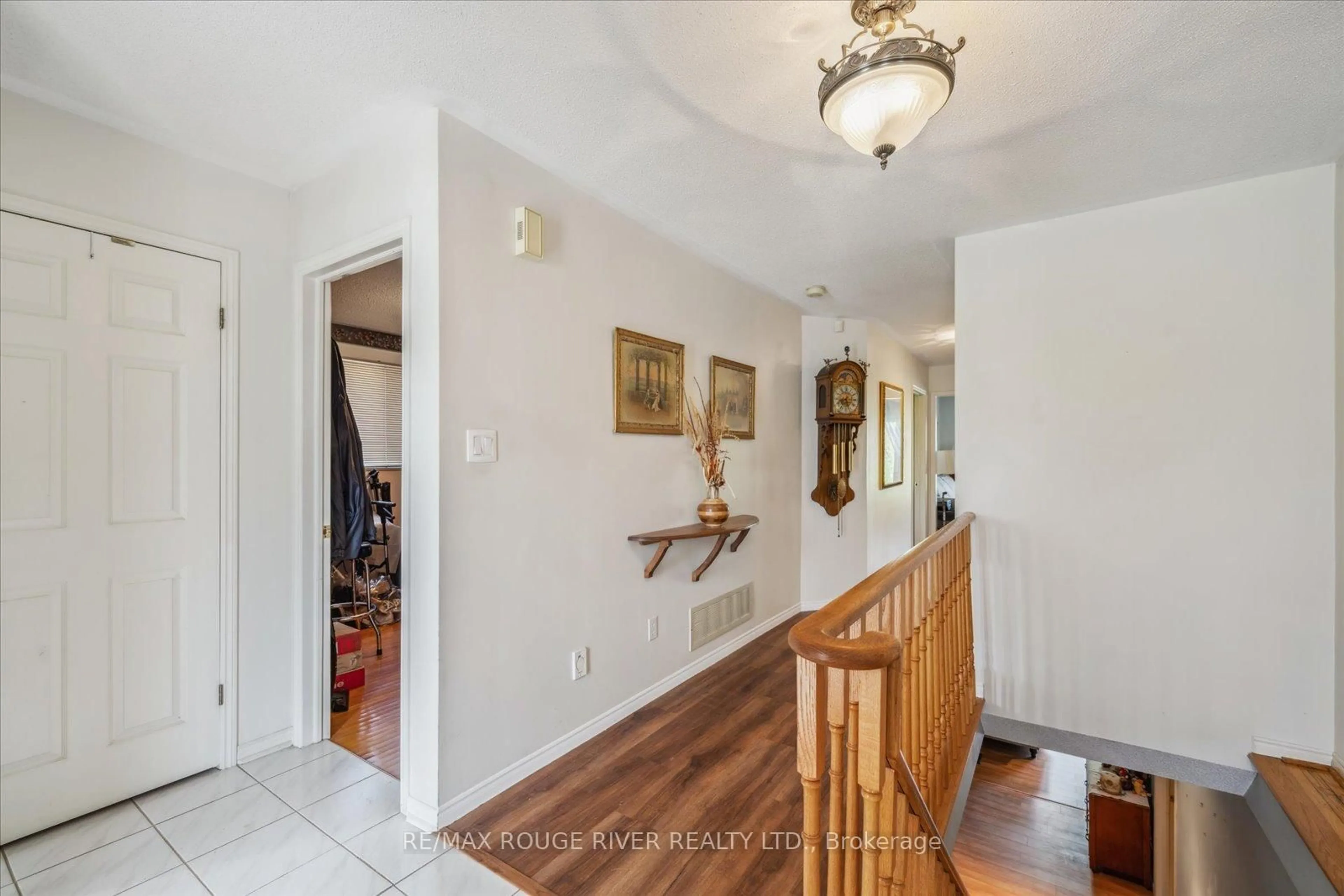 Indoor entryway for 77 Garden St, Whitby Ontario L1N 9E7