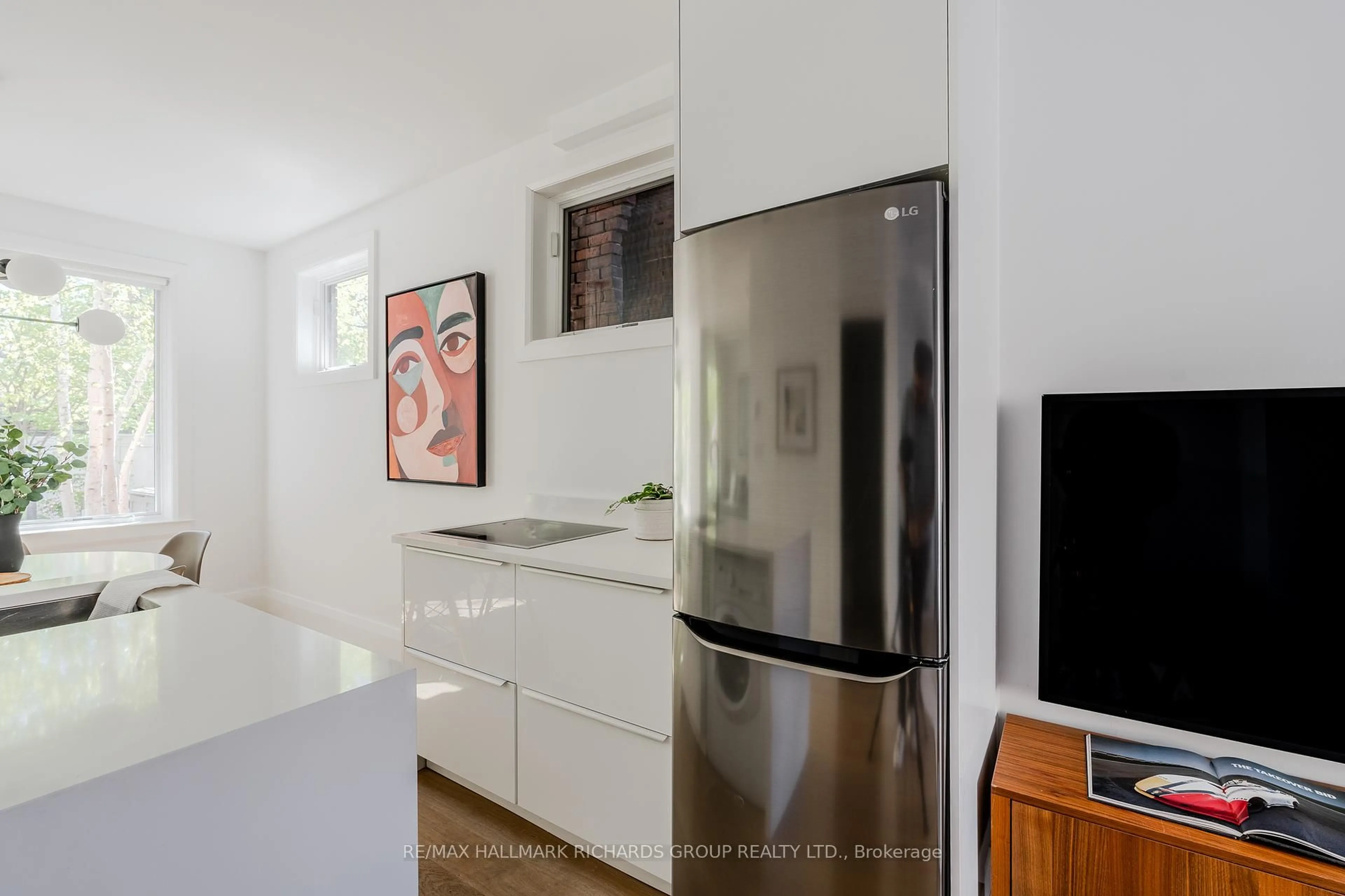 Contemporary kitchen, unknown for 389 Woodbine Ave, Toronto Ontario M4L 3P7