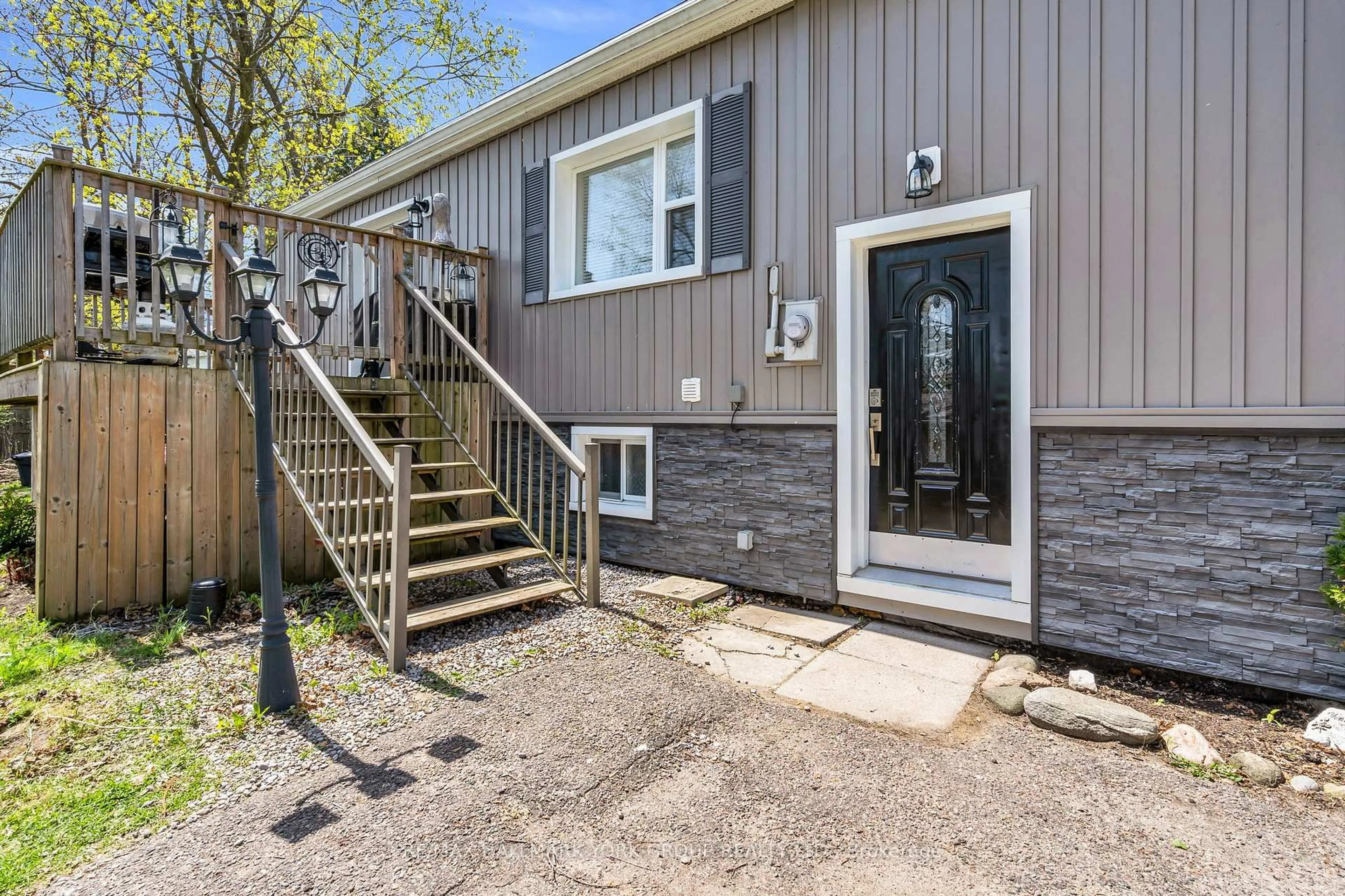 Home with vinyl exterior material, street for 152 Centre St, Scugog Ontario L0B 1E0