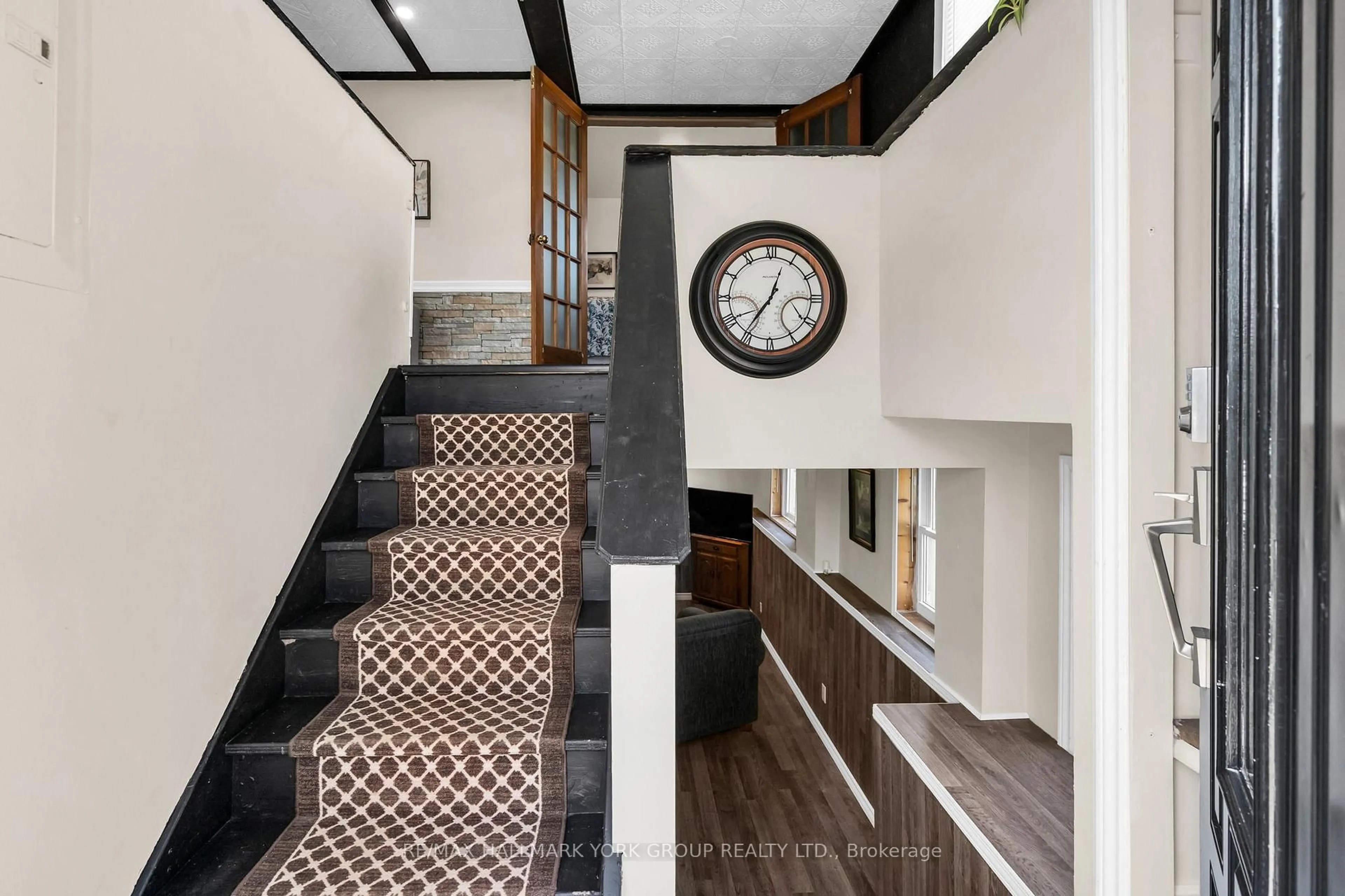 Indoor foyer for 152 Centre St, Scugog Ontario L0B 1E0