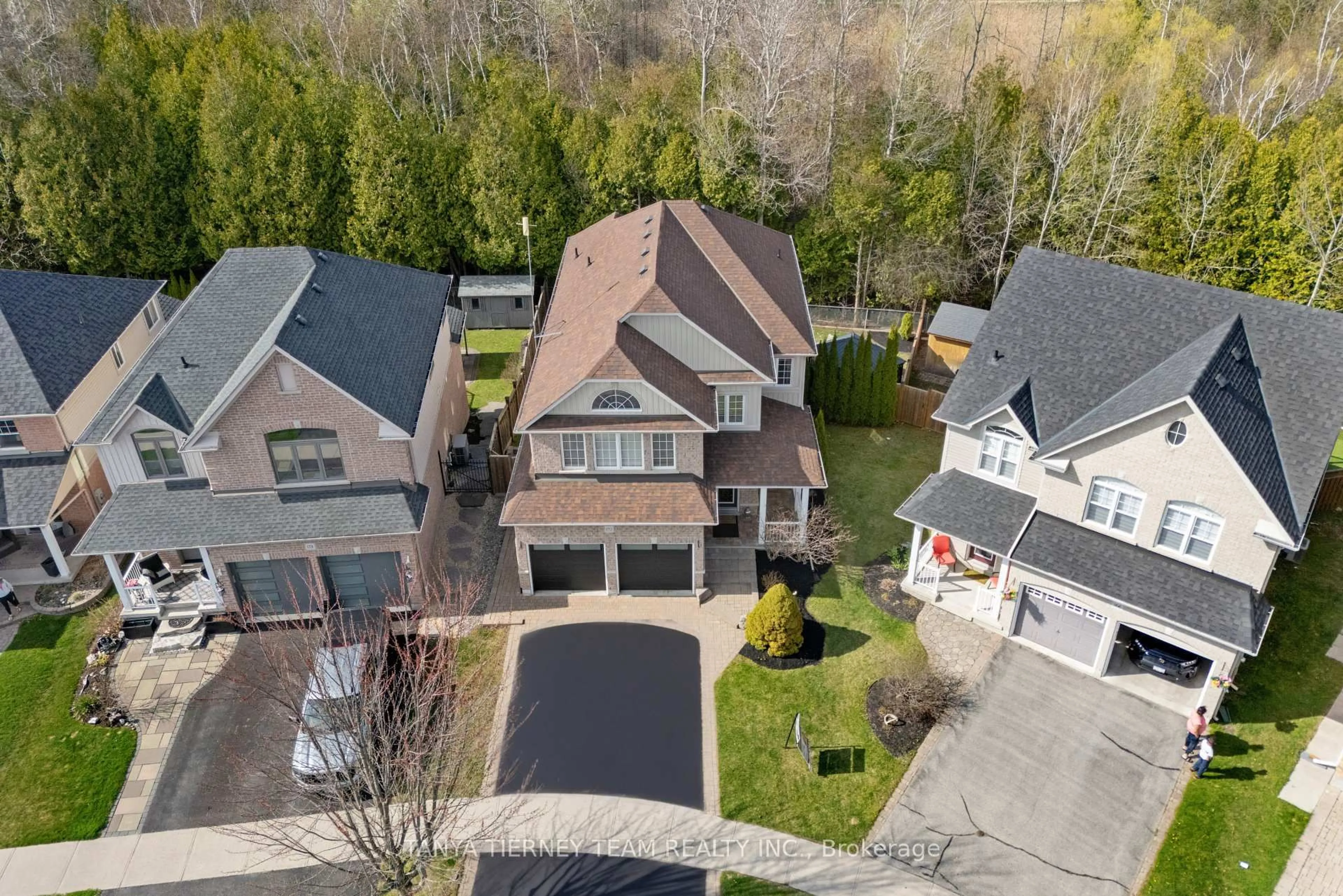 A pic from outside/outdoor area/front of a property/back of a property/a pic from drone, street for 170 Sleeman Sq, Clarington Ontario L1E 3K5