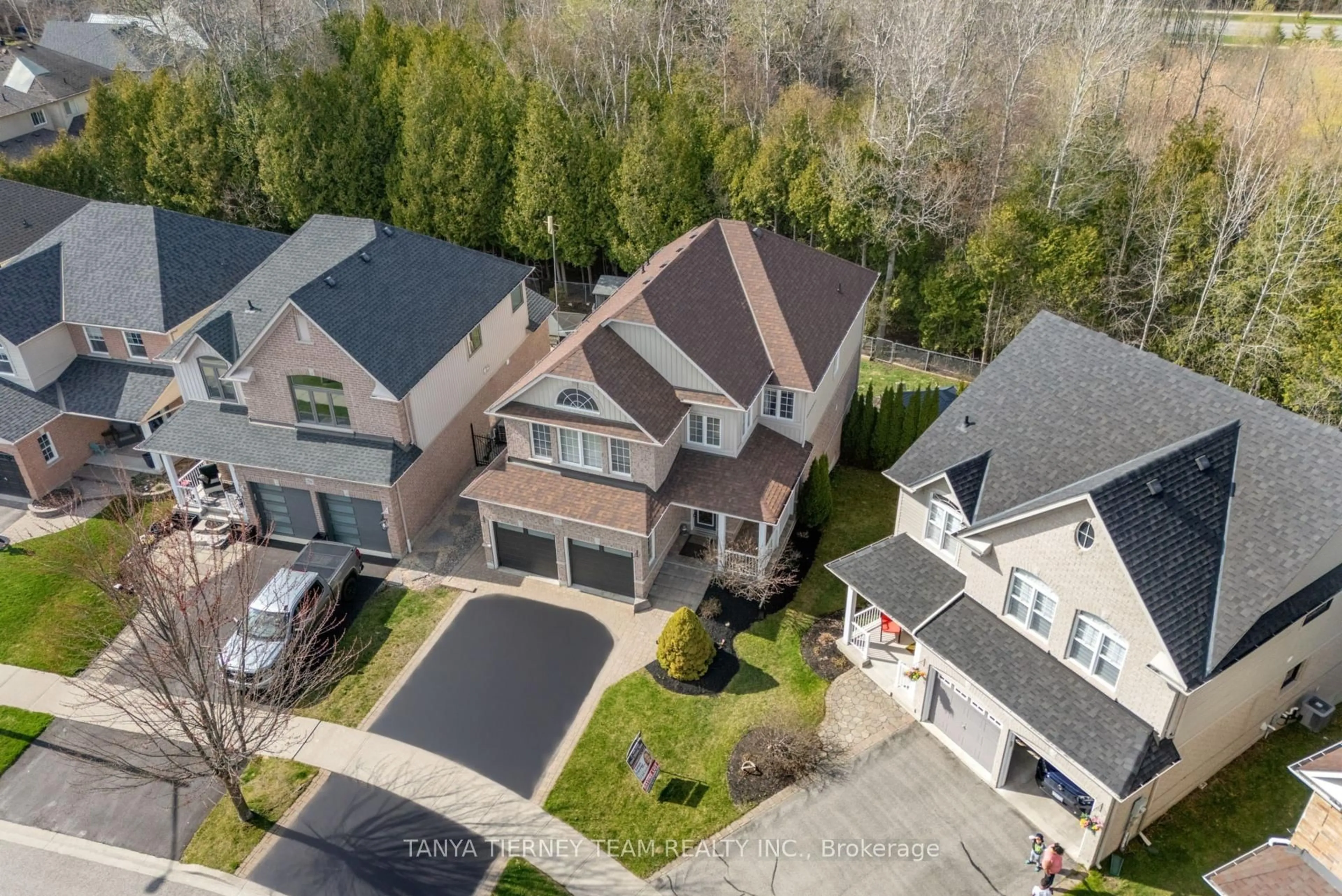 A pic from outside/outdoor area/front of a property/back of a property/a pic from drone, street for 170 Sleeman Sq, Clarington Ontario L1E 3K5