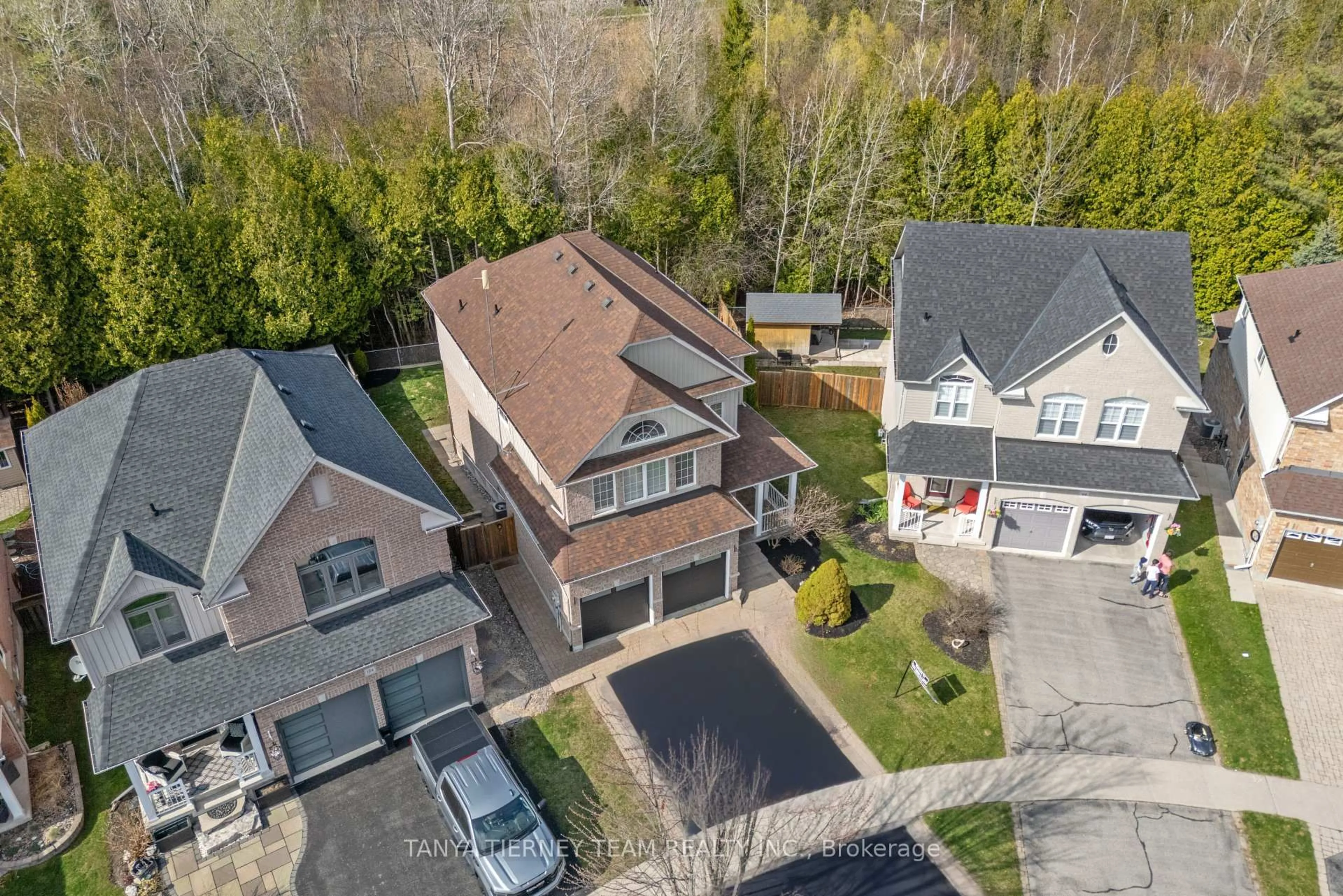 A pic from outside/outdoor area/front of a property/back of a property/a pic from drone, street for 170 Sleeman Sq, Clarington Ontario L1E 3K5