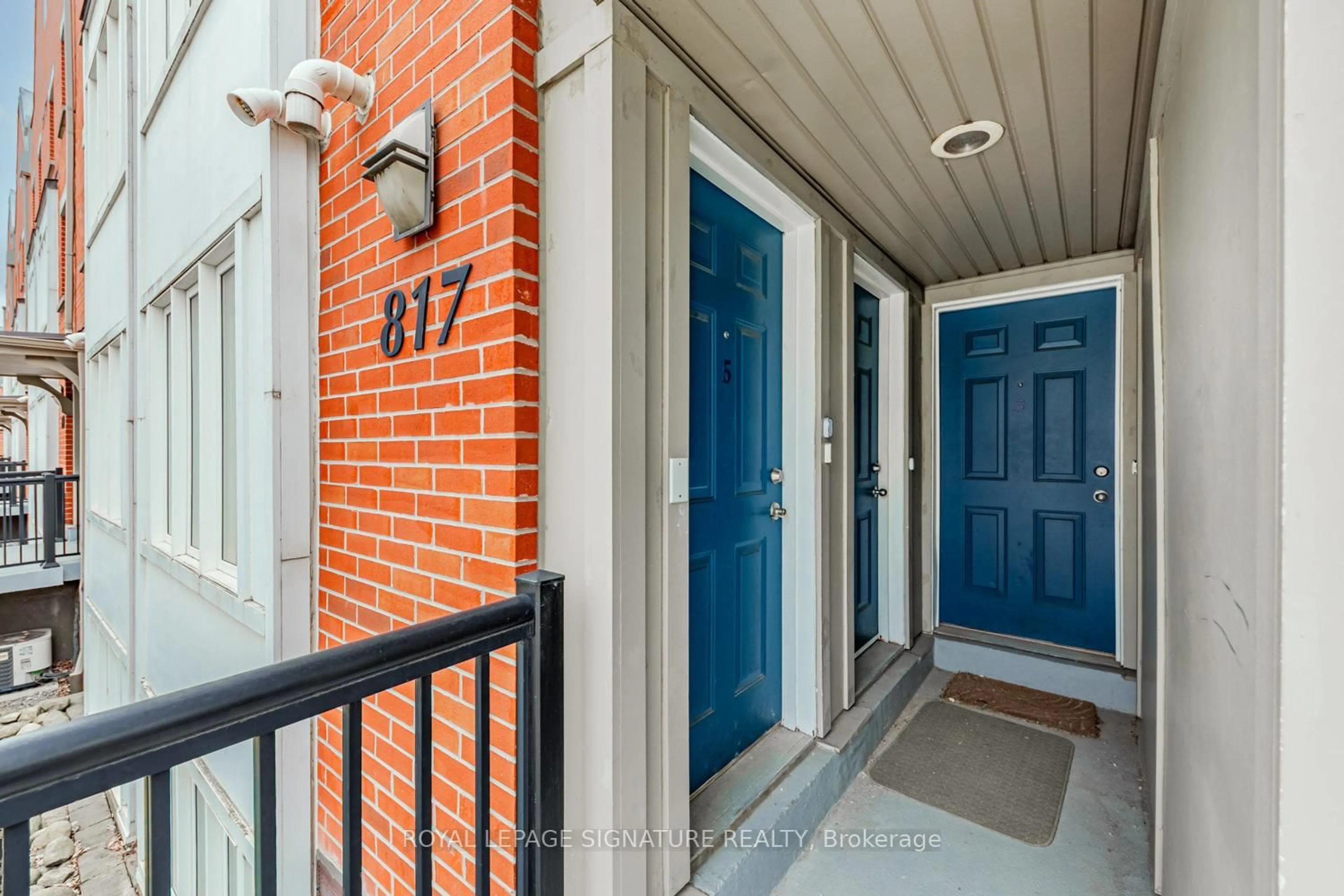 Indoor entryway for 817 Dundas St #5, Toronto Ontario M4M 1P9