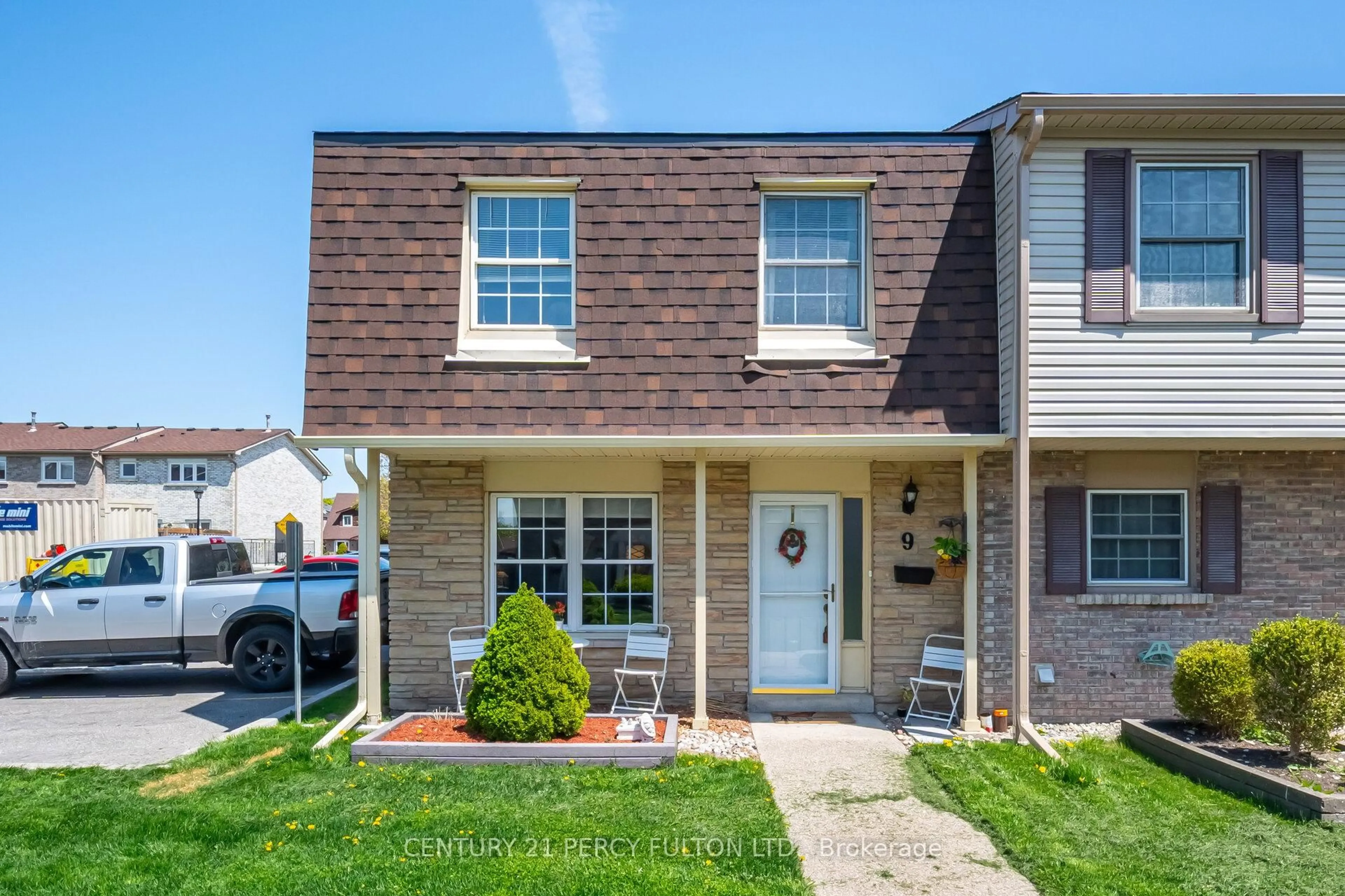 Home with vinyl exterior material, street for 580 Eyer Dr #9, Pickering Ontario L1W 3B7