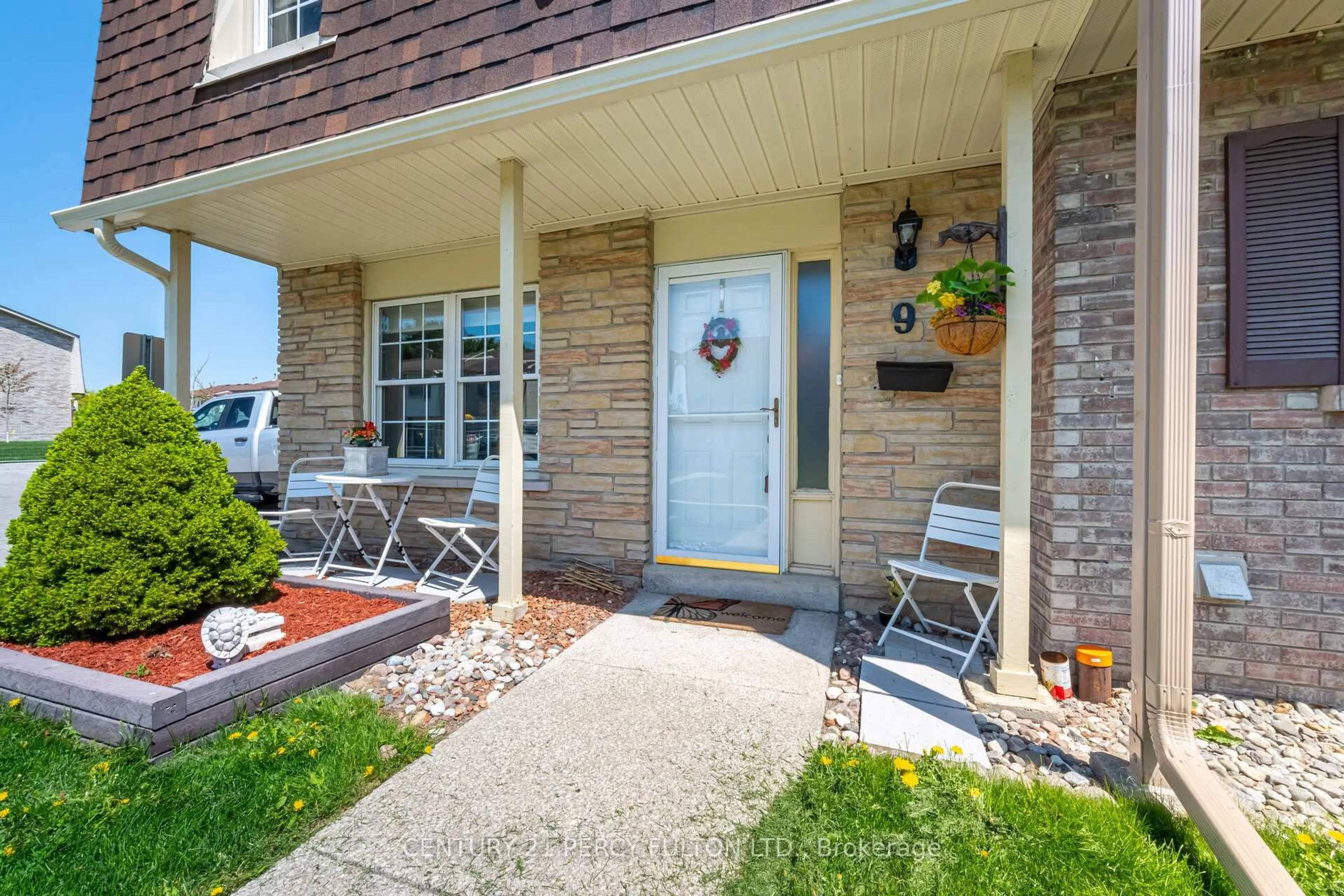 Indoor entryway for 580 Eyer Dr #9, Pickering Ontario L1W 3B7