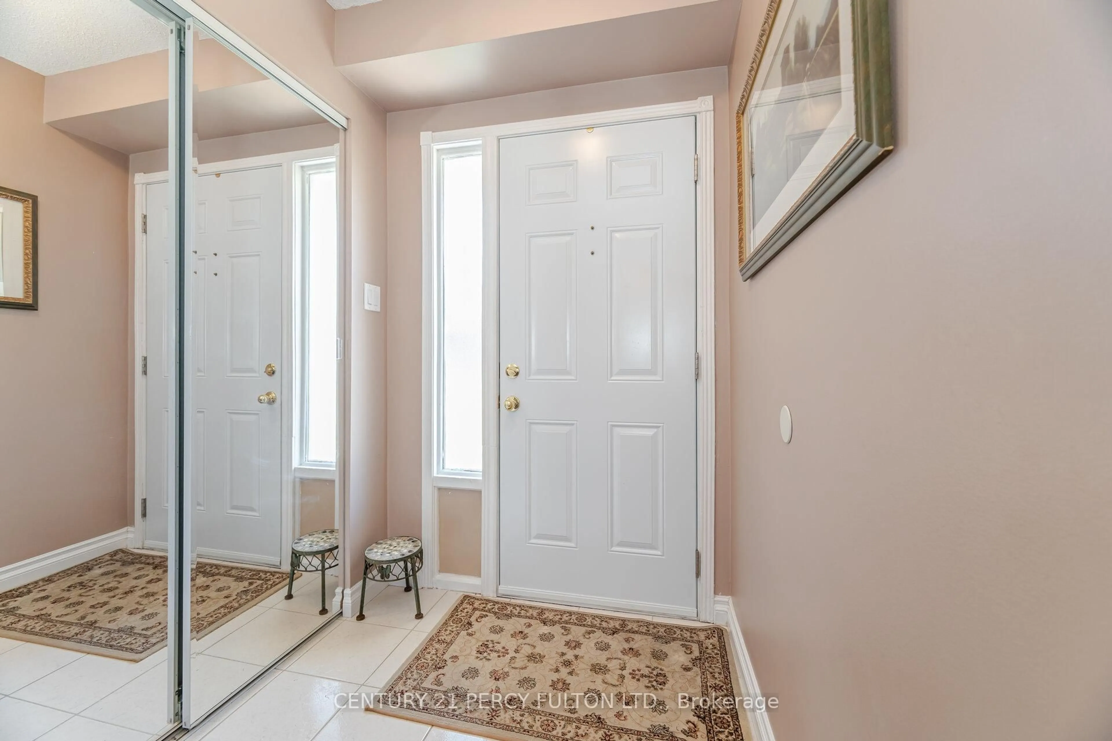 Indoor entryway for 580 Eyer Dr #9, Pickering Ontario L1W 3B7