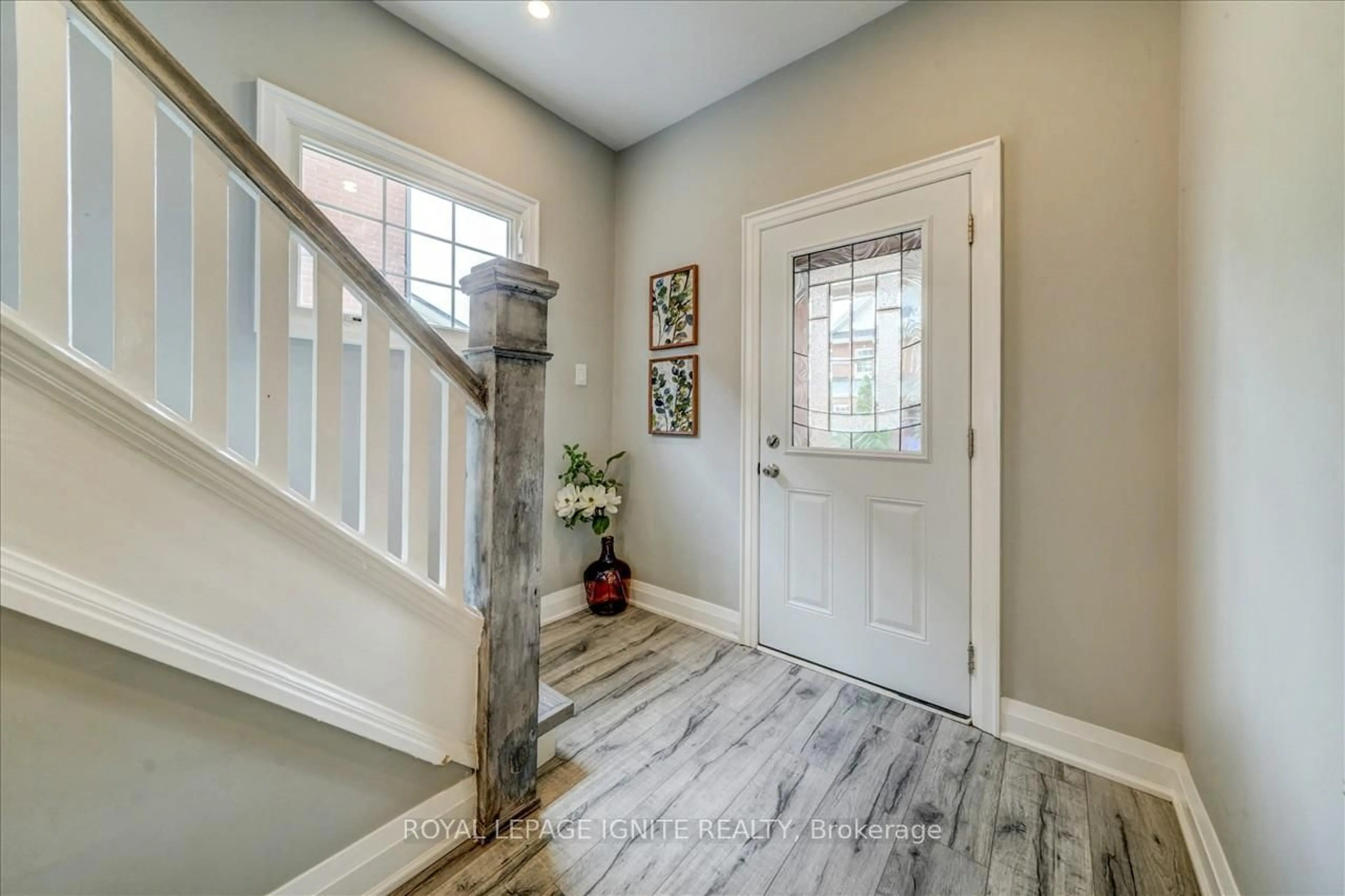 Indoor entryway for 235 Dearborn Ave, Oshawa Ontario L1G 4Z3