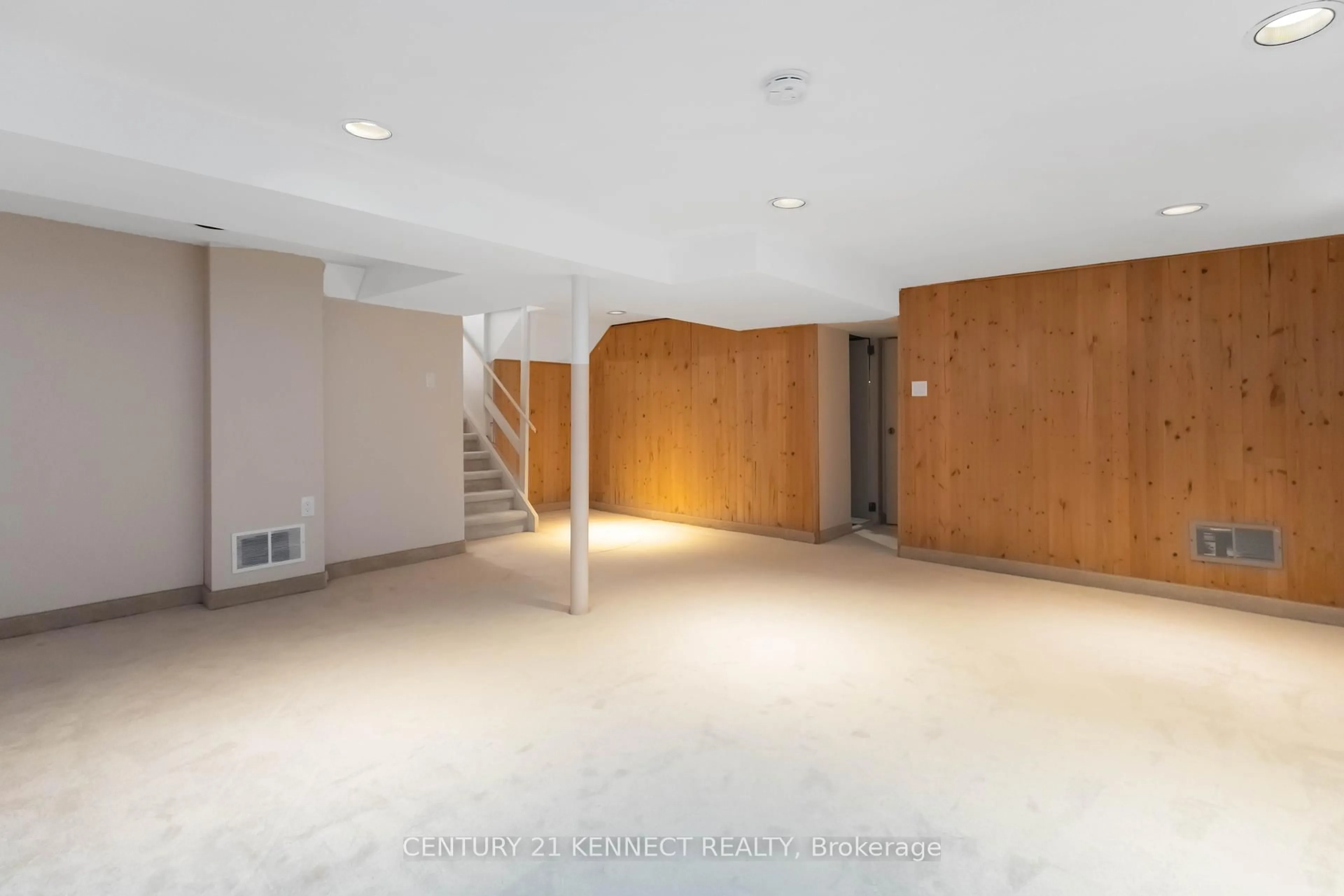 Indoor foyer for 100 Briarscross Blvd, Toronto Ontario M1S 3K5