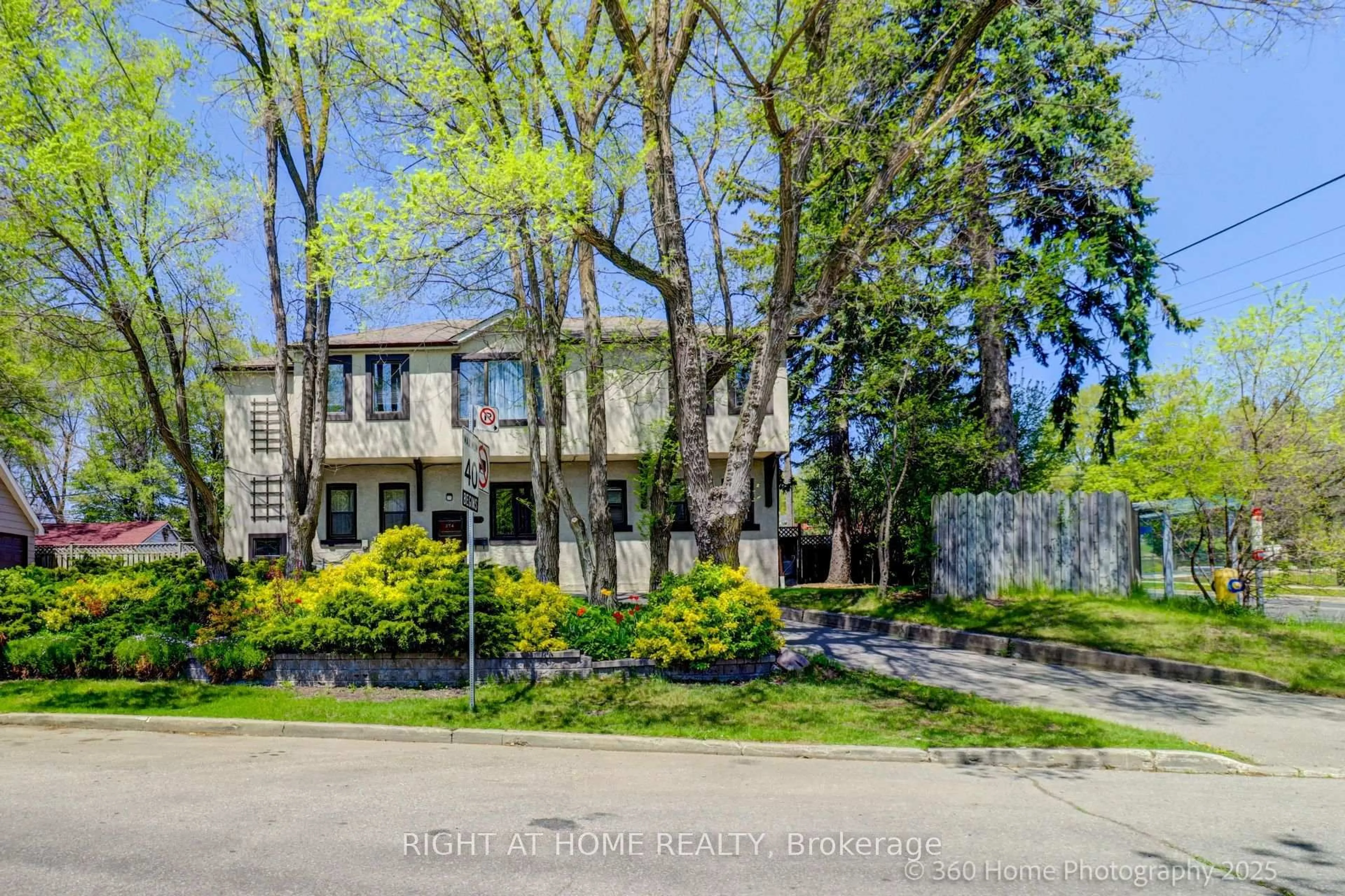 A pic from outside/outdoor area/front of a property/back of a property/a pic from drone, street for 274 Pharmacy Ave, Toronto Ontario M1L 3G2