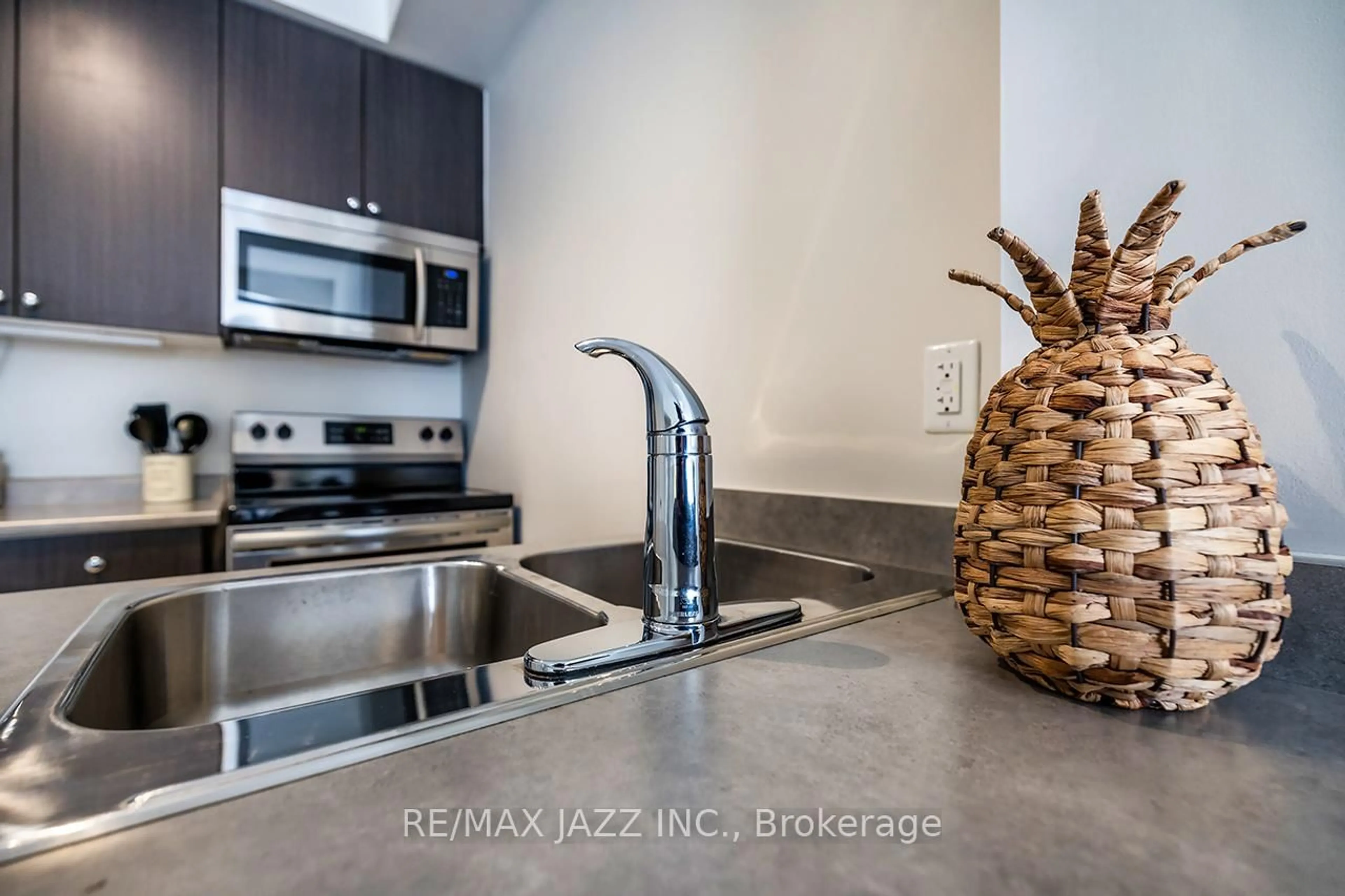 Open concept kitchen, unknown for 80 Aspen Springs Dr #203, Clarington Ontario L1C 0V4