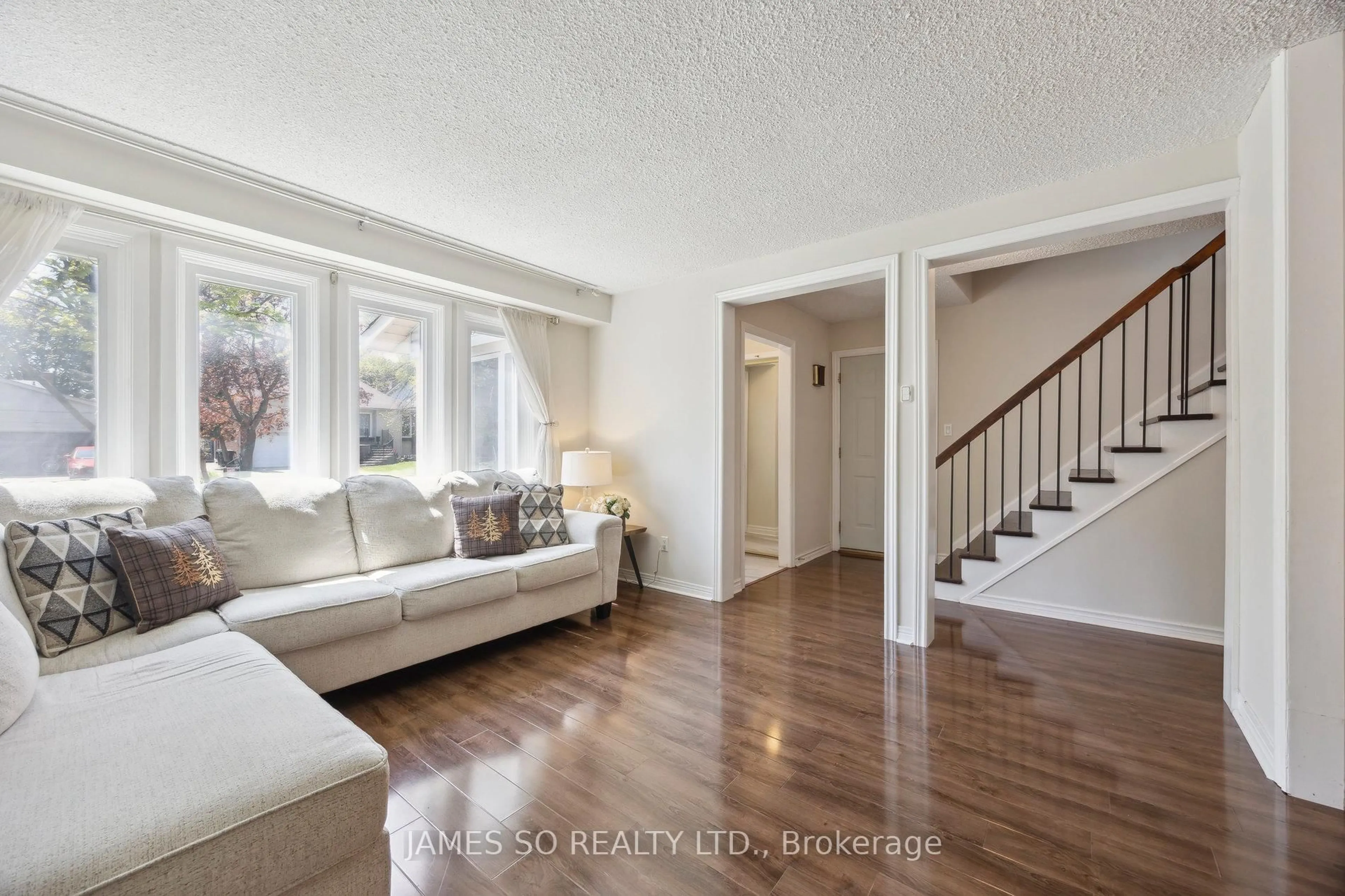 Living room with furniture, unknown for 32 Relroy Crt, Toronto Ontario M1W 2Y7