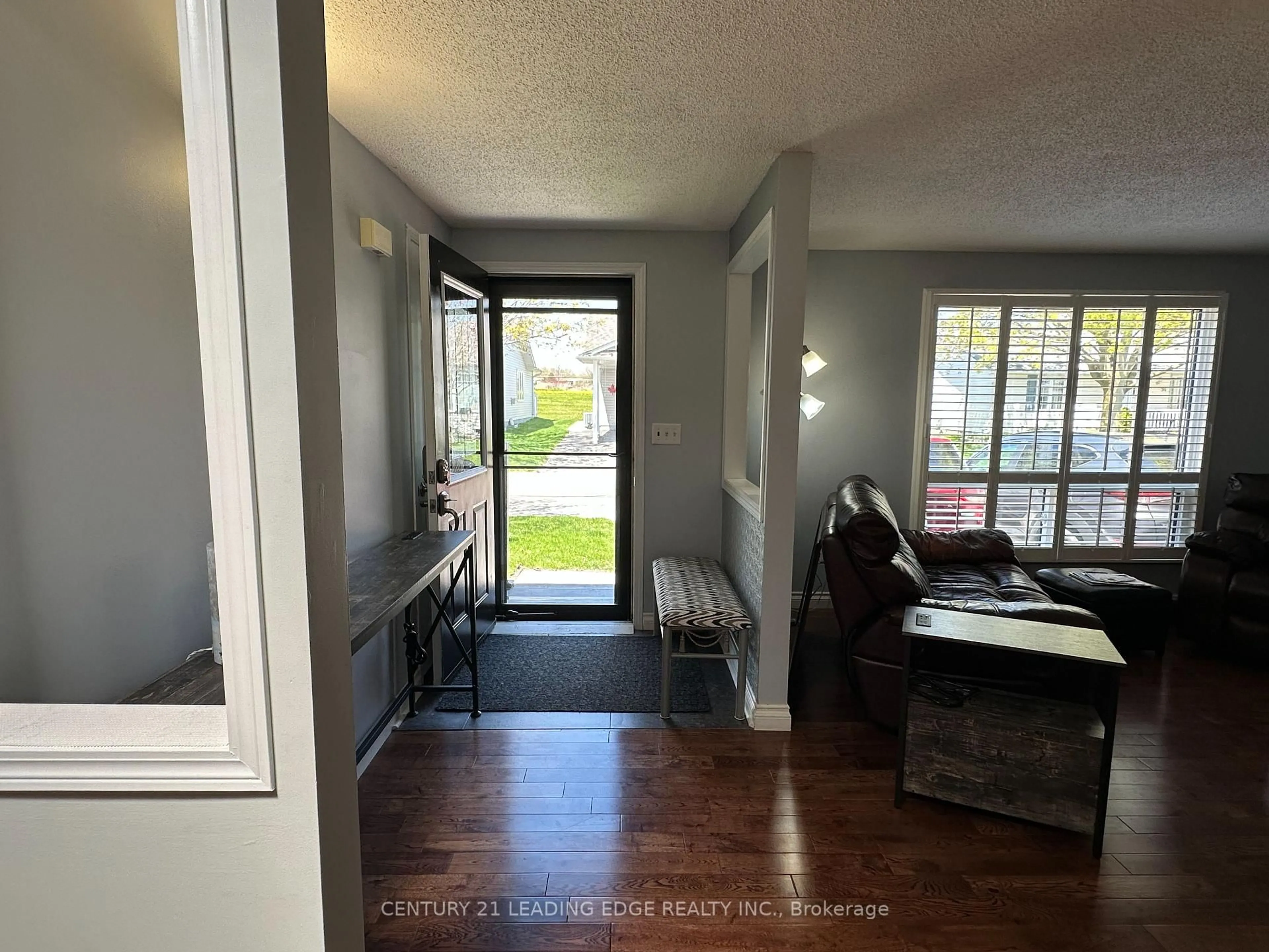 Indoor entryway for 93 Wilmot Tr, Clarington Ontario L1B 1A7