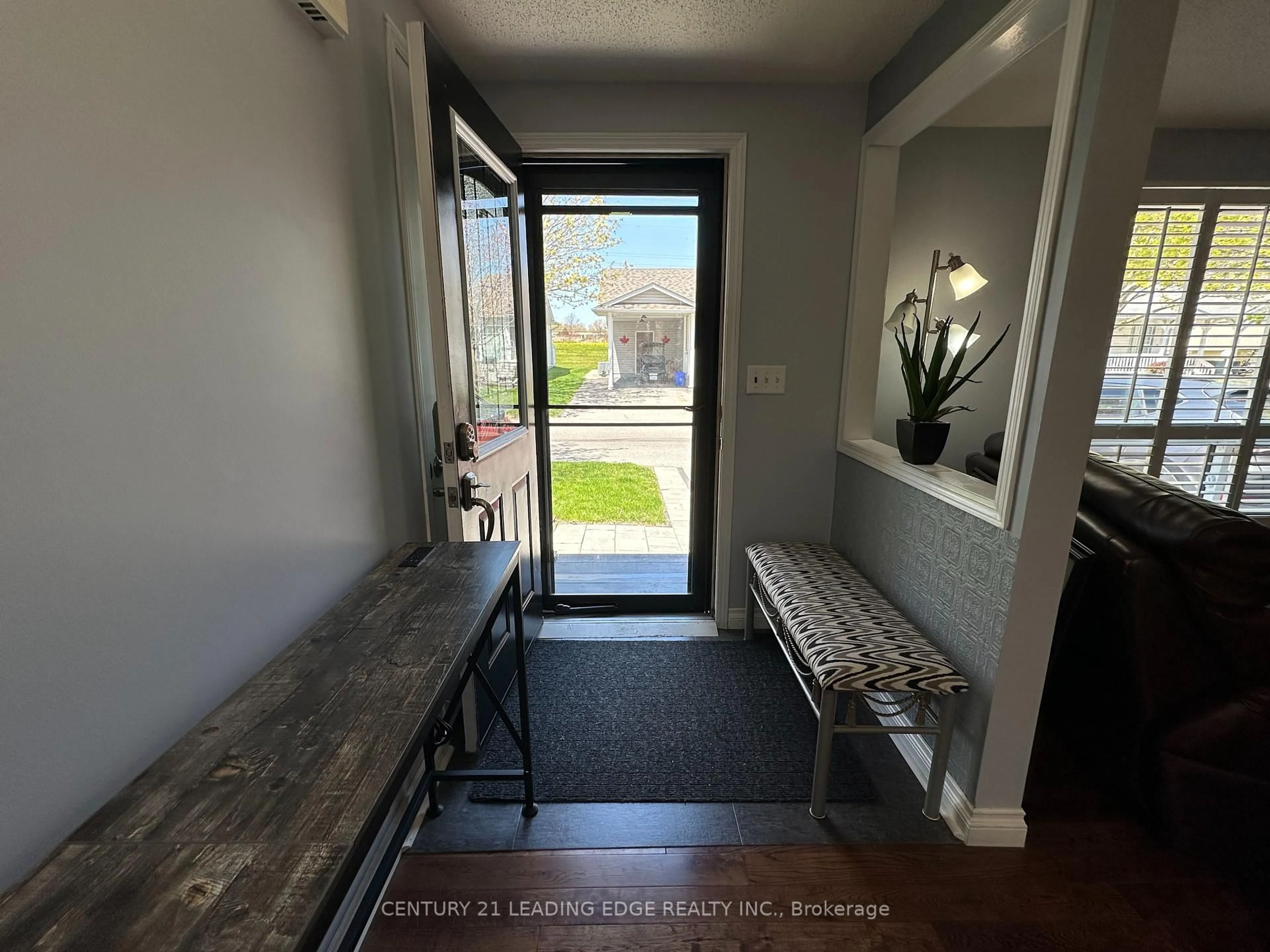 Indoor entryway for 93 Wilmot Tr, Clarington Ontario L1B 1A7