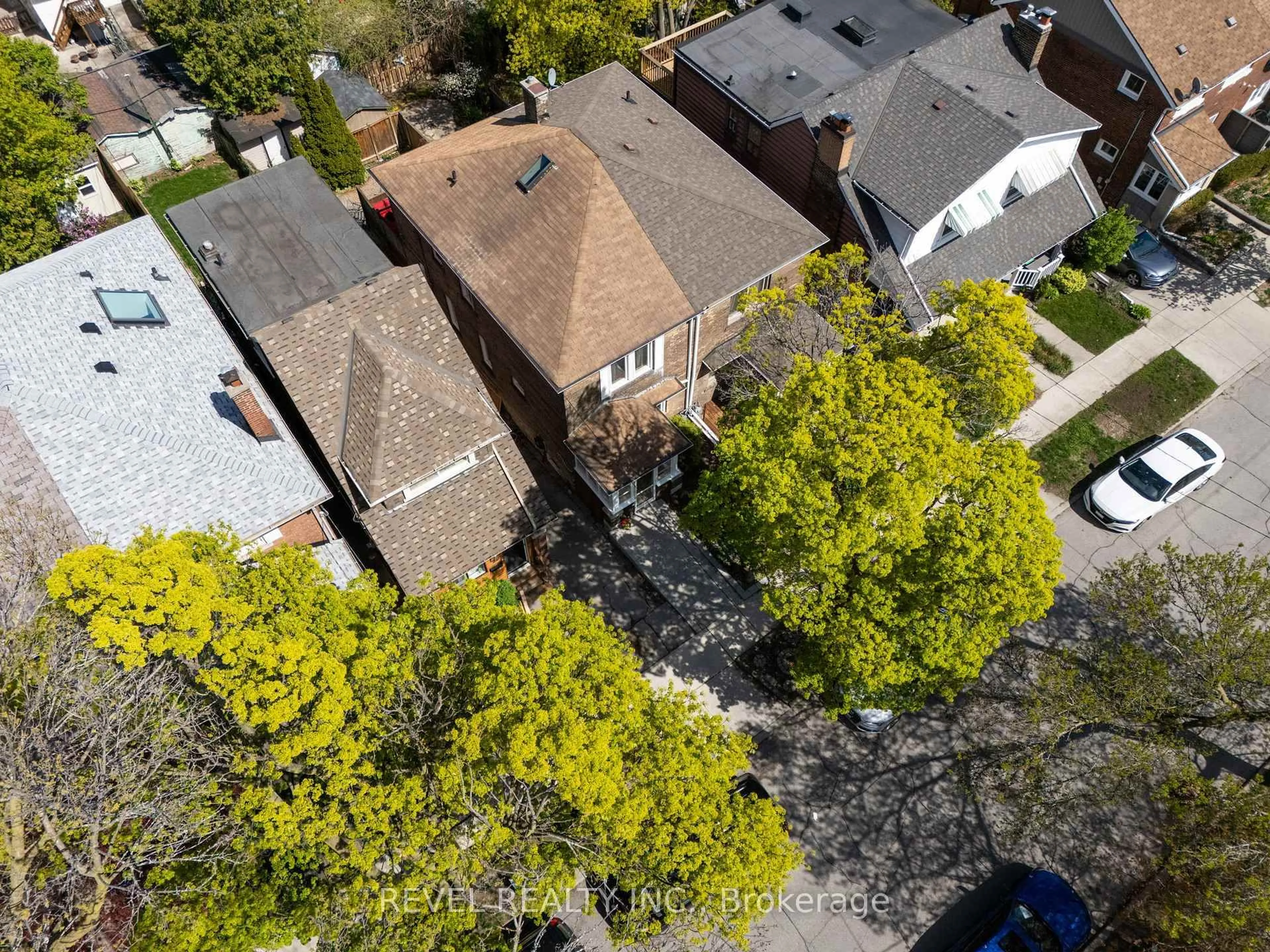 A pic from outside/outdoor area/front of a property/back of a property/a pic from drone, street for 21 Aldridge Ave, Toronto Ontario M4C 3W3