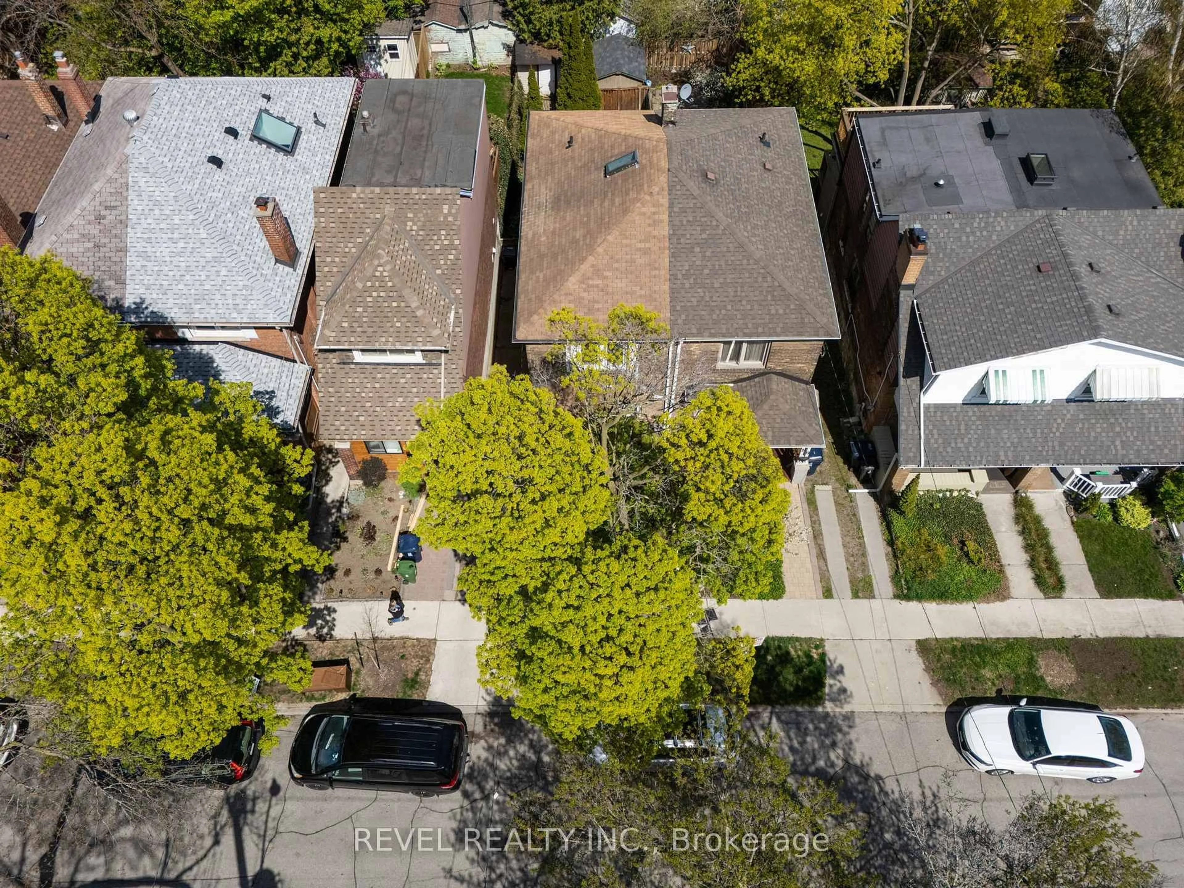 A pic from outside/outdoor area/front of a property/back of a property/a pic from drone, street for 21 Aldridge Ave, Toronto Ontario M4C 3W3