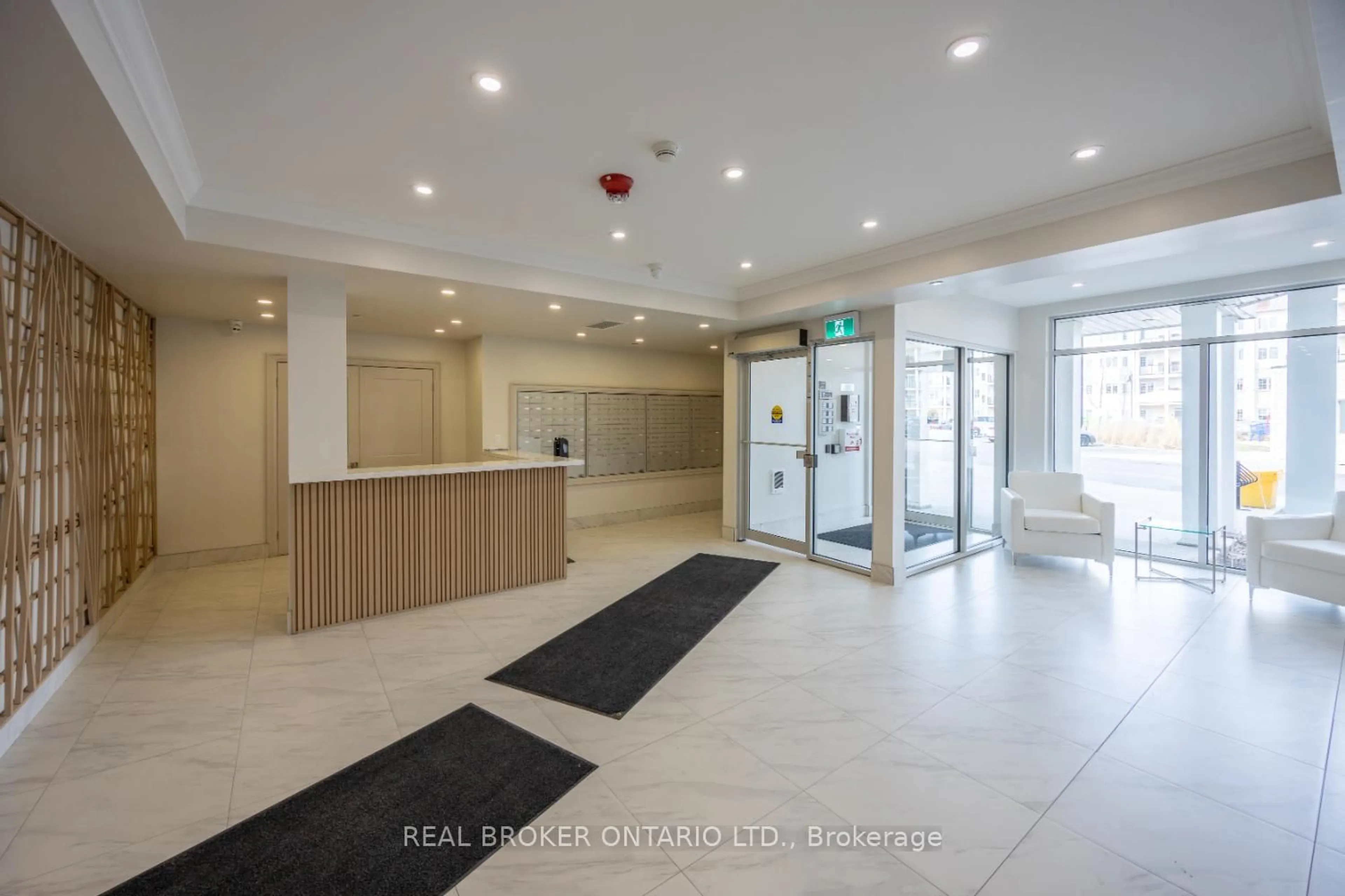 Indoor foyer for 50 Lakebreeze Dr #427, Clarington Ontario L1B 0V9