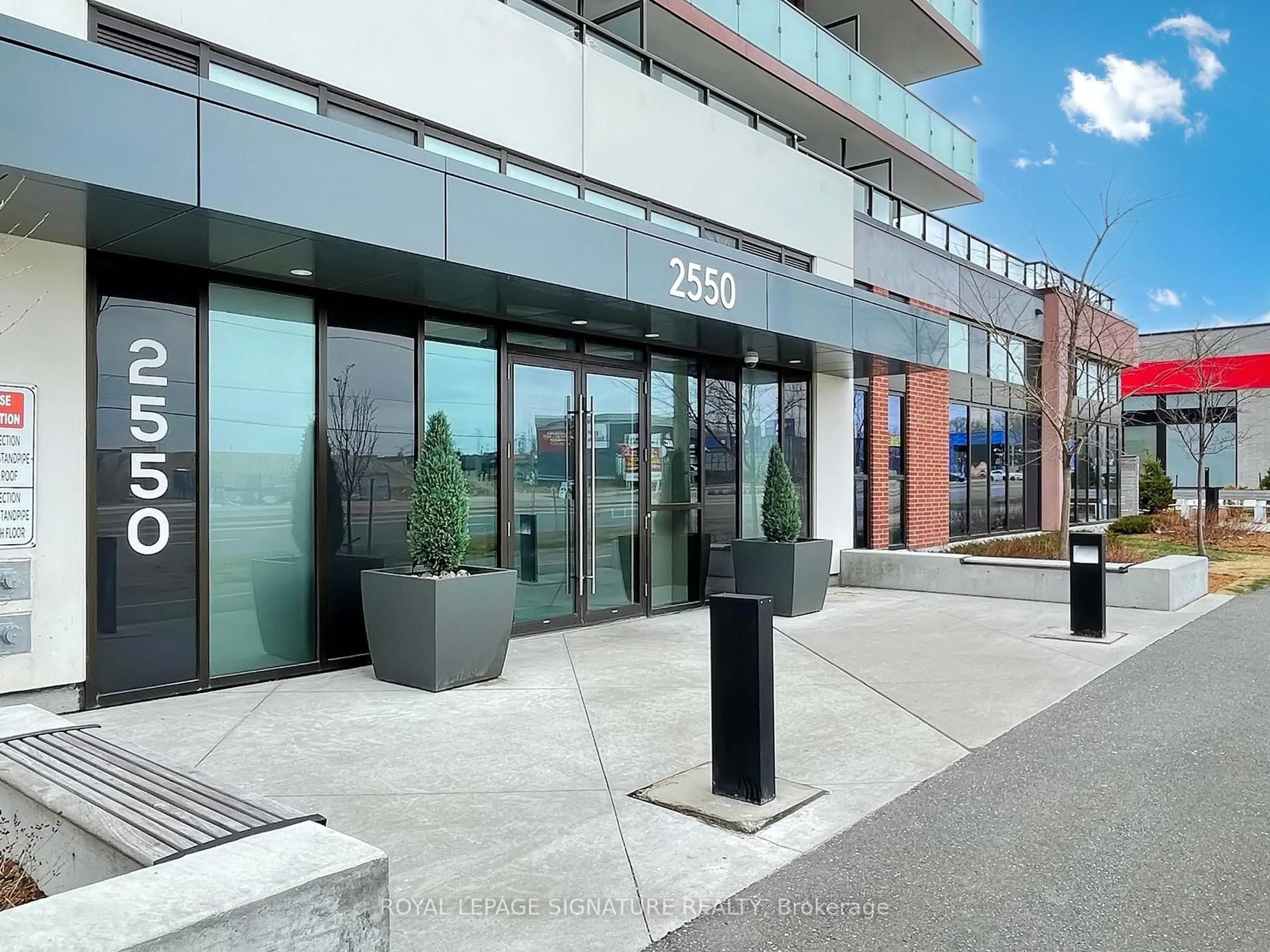 Indoor foyer for 2550 Simcoe St #1103, Oshawa Ontario L1L 0R5