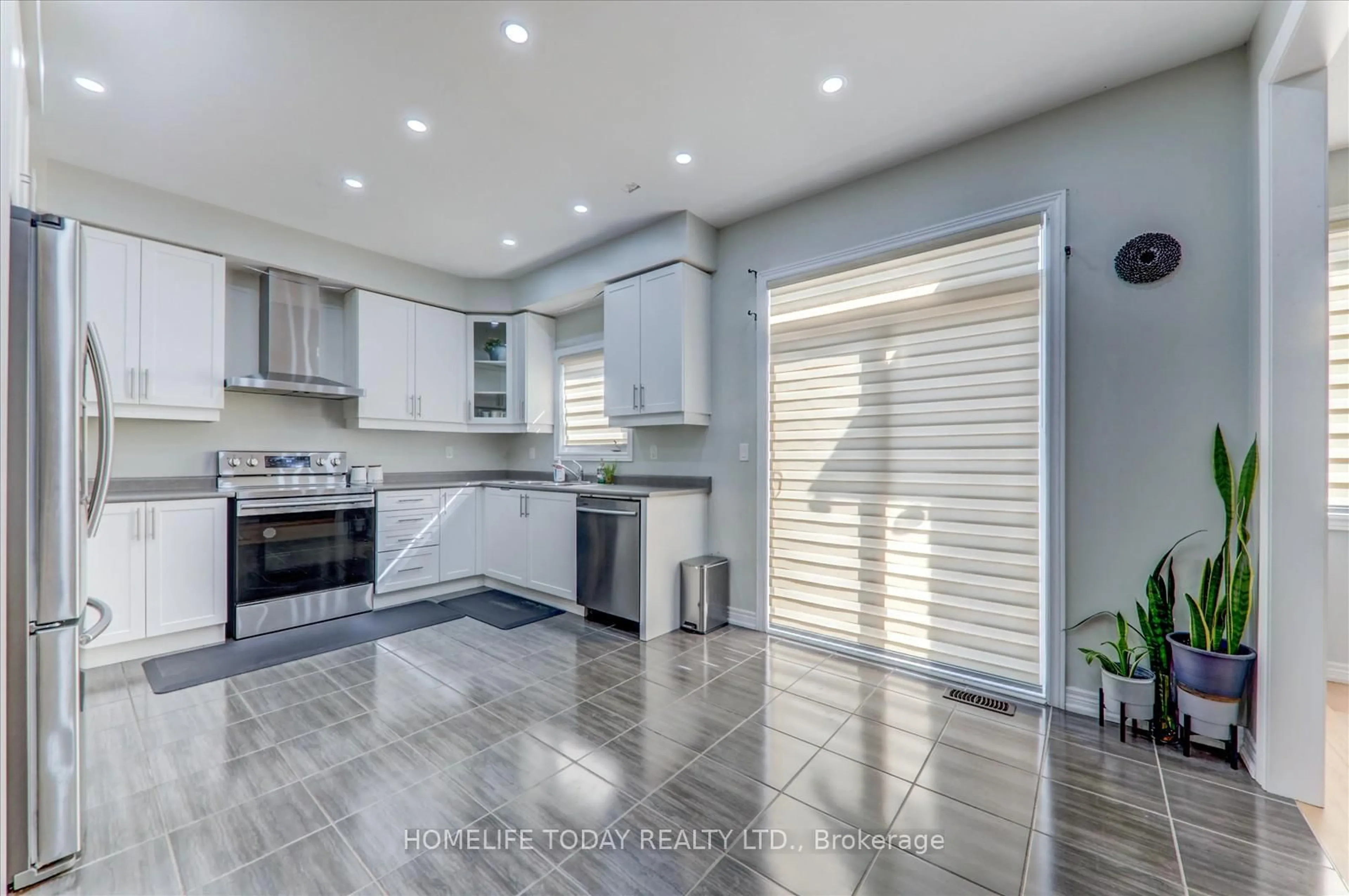Open concept kitchen, ceramic/tile floor for 106 Noden Cres, Clarington Ontario L1B 1H3
