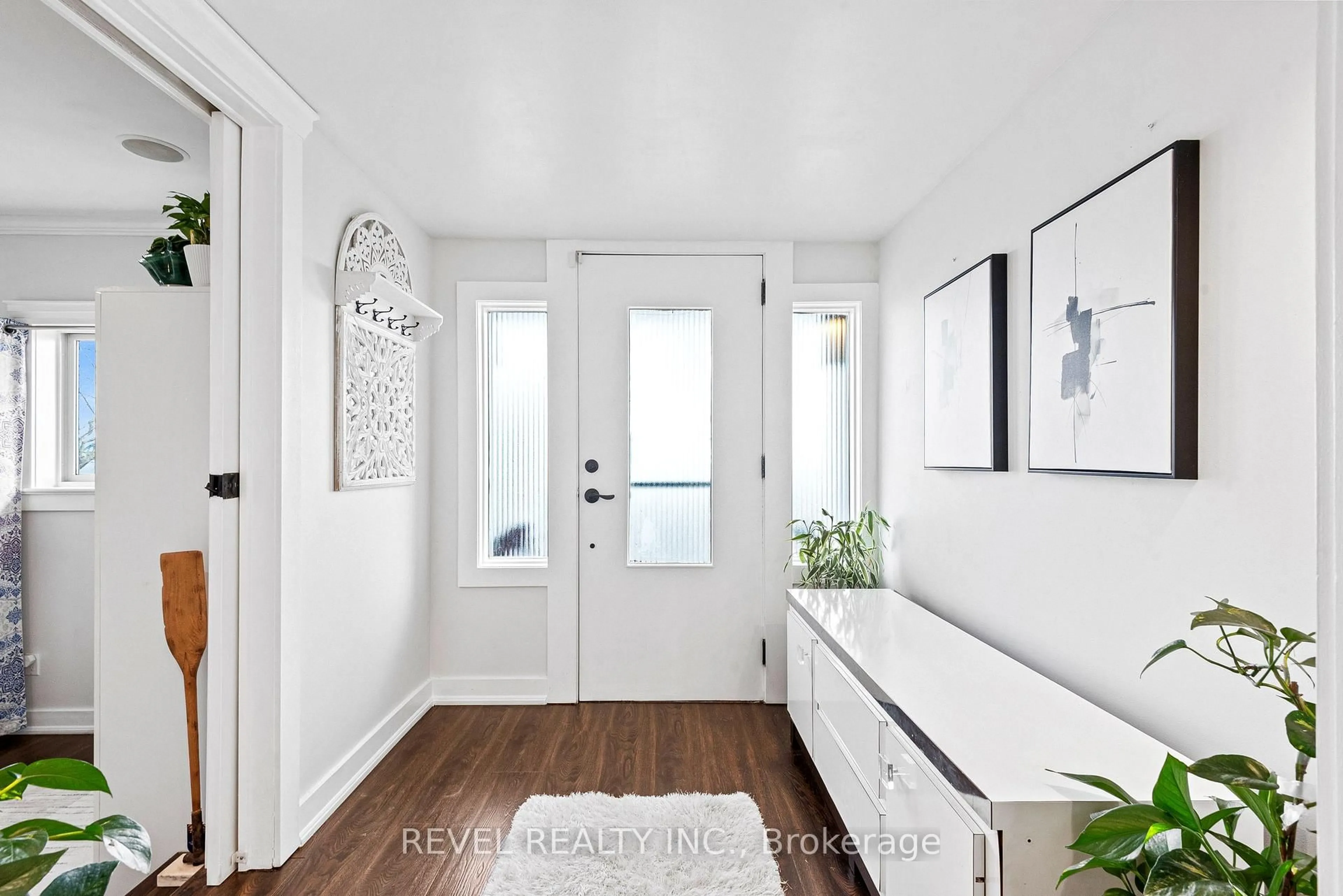 Indoor entryway for 456 Crystal Beach Blvd, Whitby Ontario L1N 9Z7
