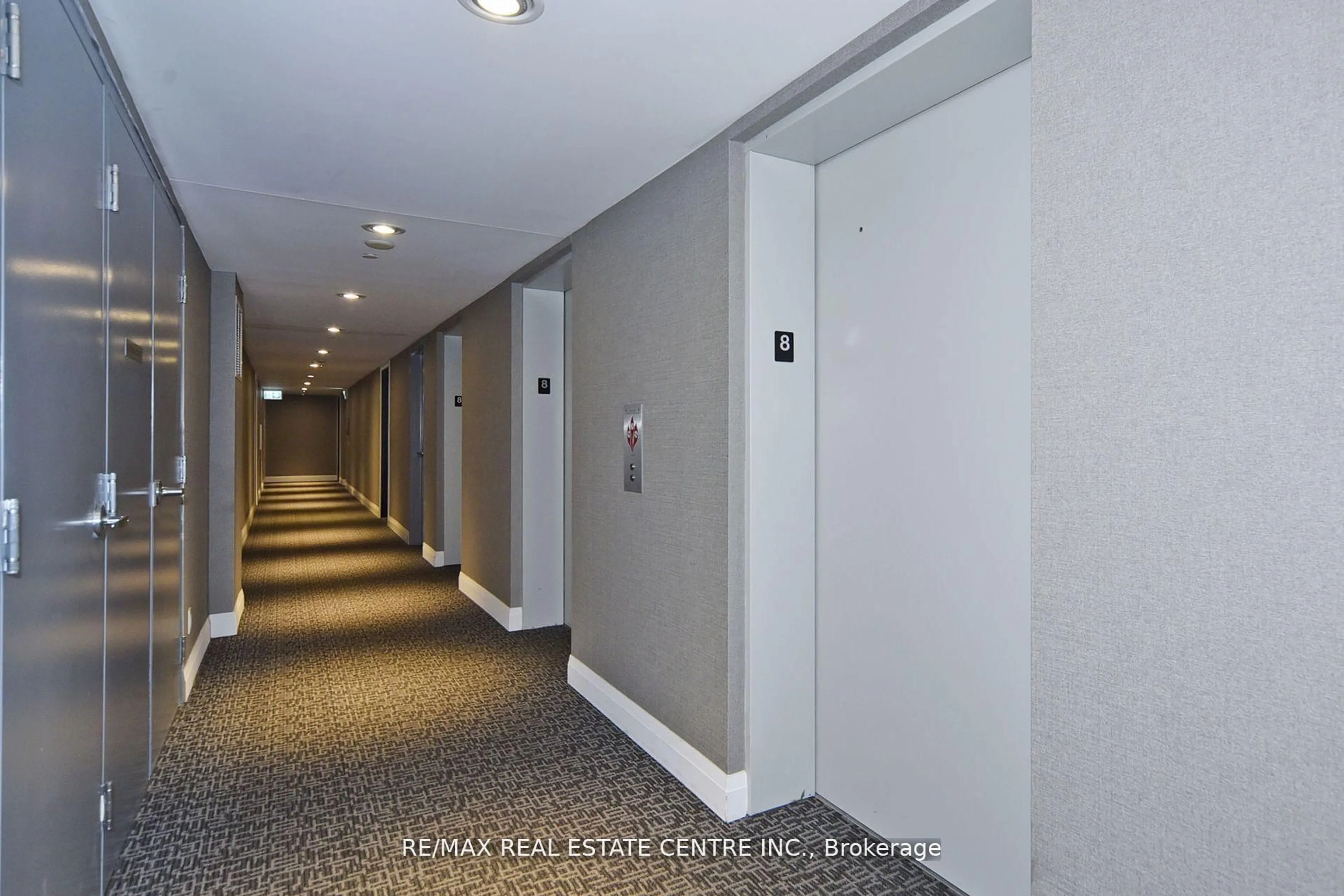Indoor foyer for 2152 Lawrence Ave #808, Toronto Ontario M1R 0B7