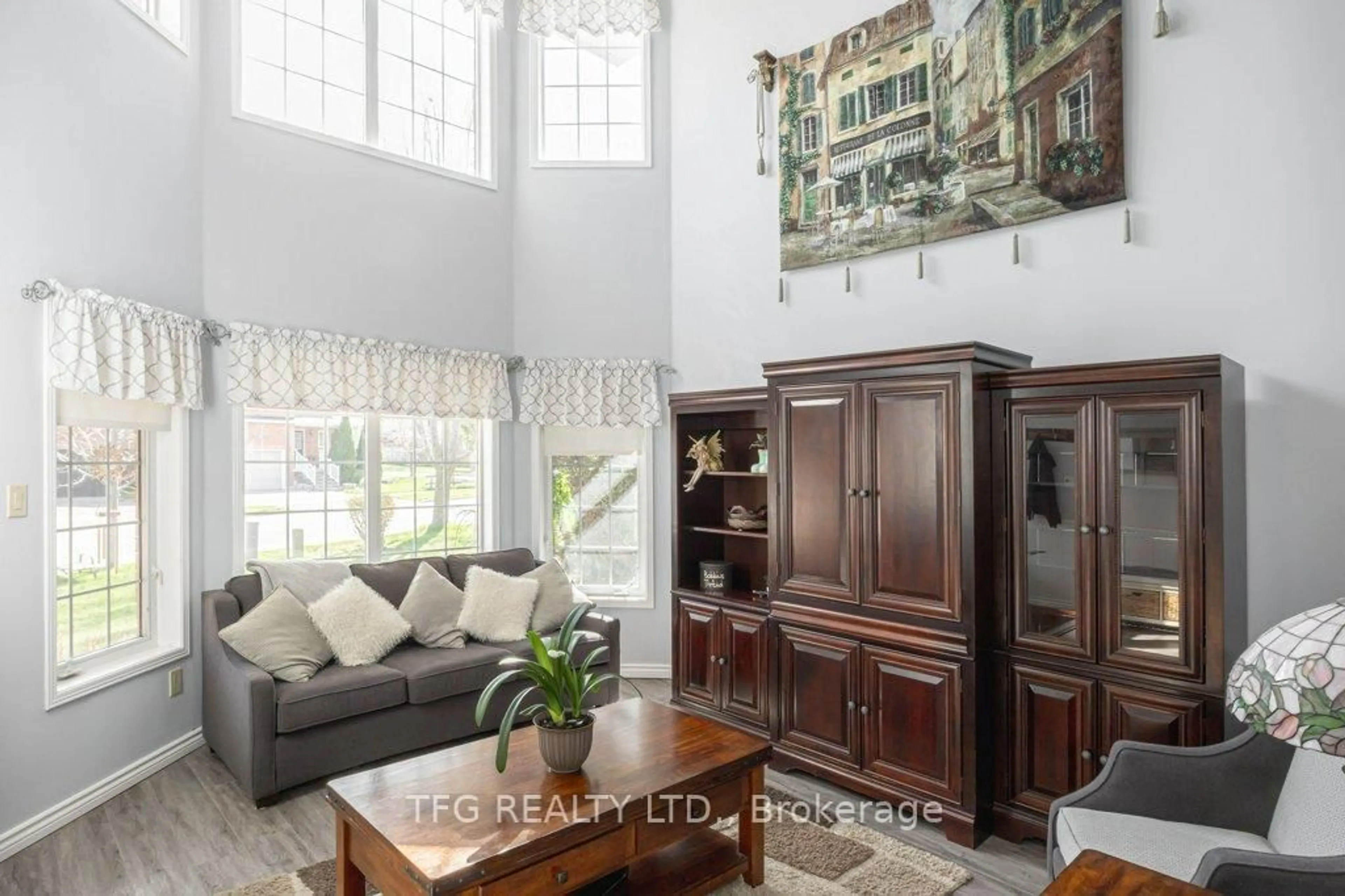 Living room with furniture, unknown for 56 Perryview Dr, Scugog Ontario L9L 1T5