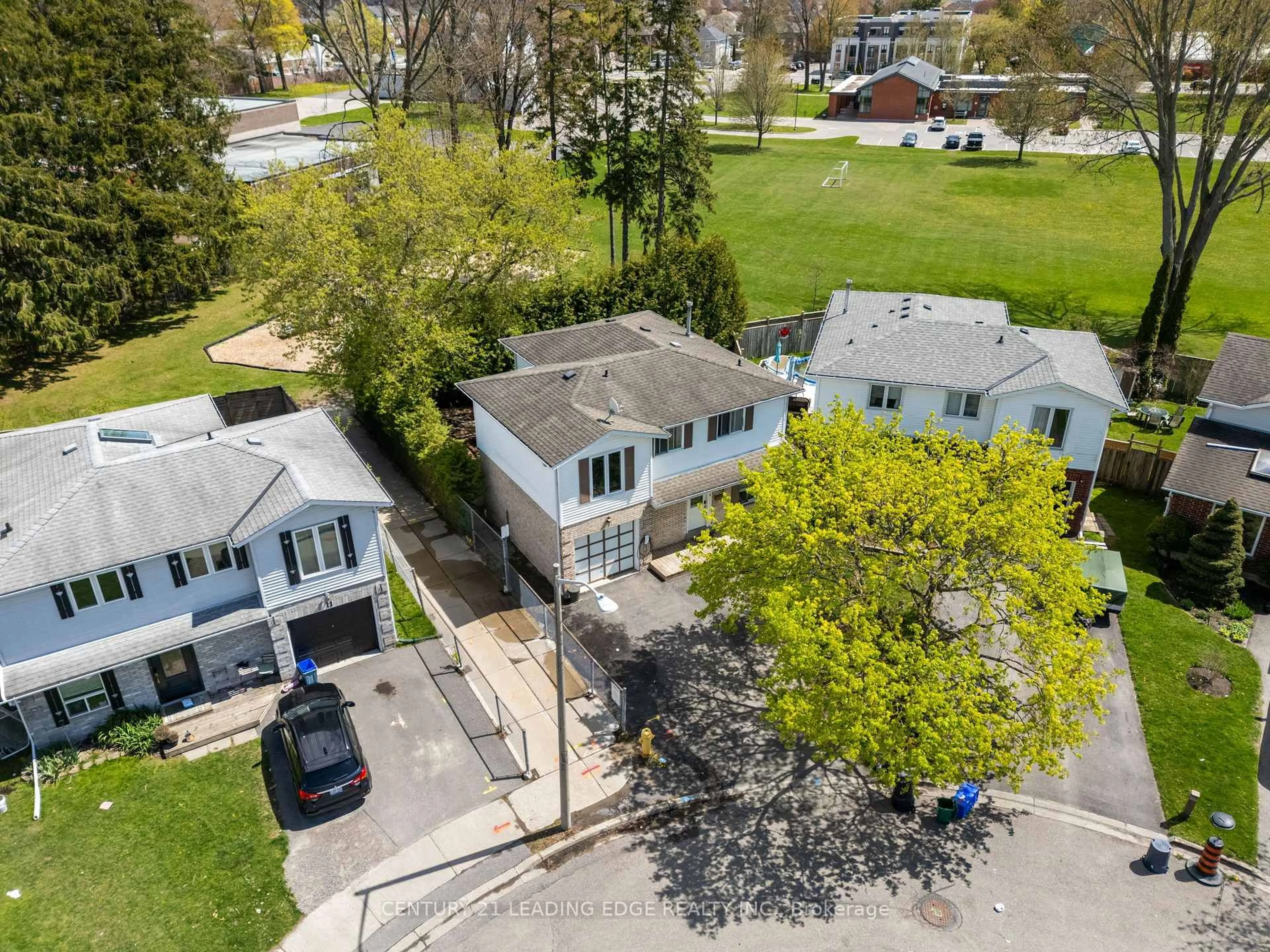 A pic from outside/outdoor area/front of a property/back of a property/a pic from drone, street for 13 Sylvia Crt, Clarington Ontario L1B 1J4