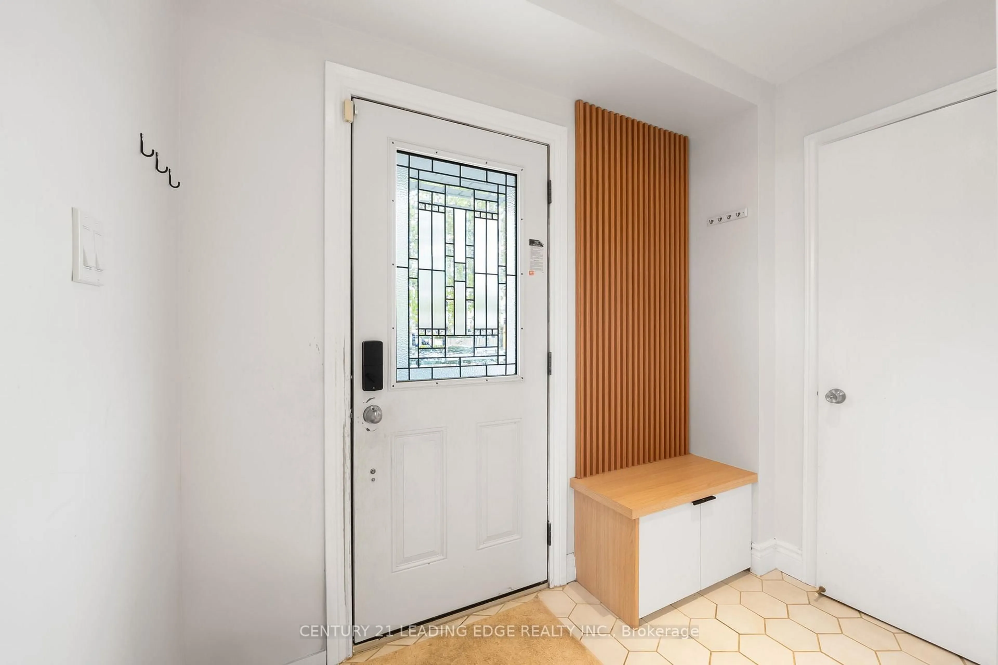 Indoor entryway for 13 Sylvia Crt, Clarington Ontario L1B 1J4