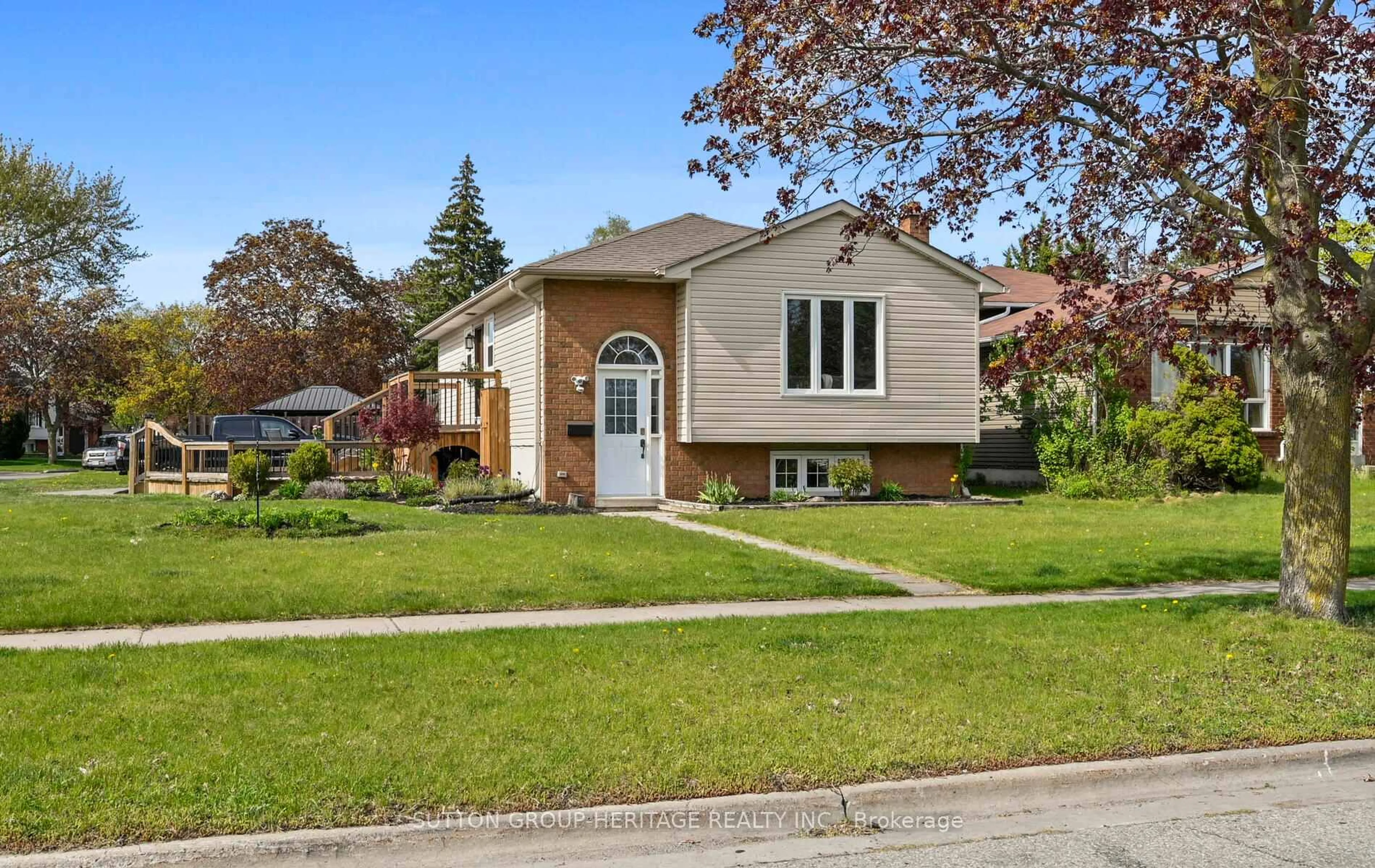 Home with vinyl exterior material, street for 194 Seneca Ave, Oshawa Ontario L1G 7S6