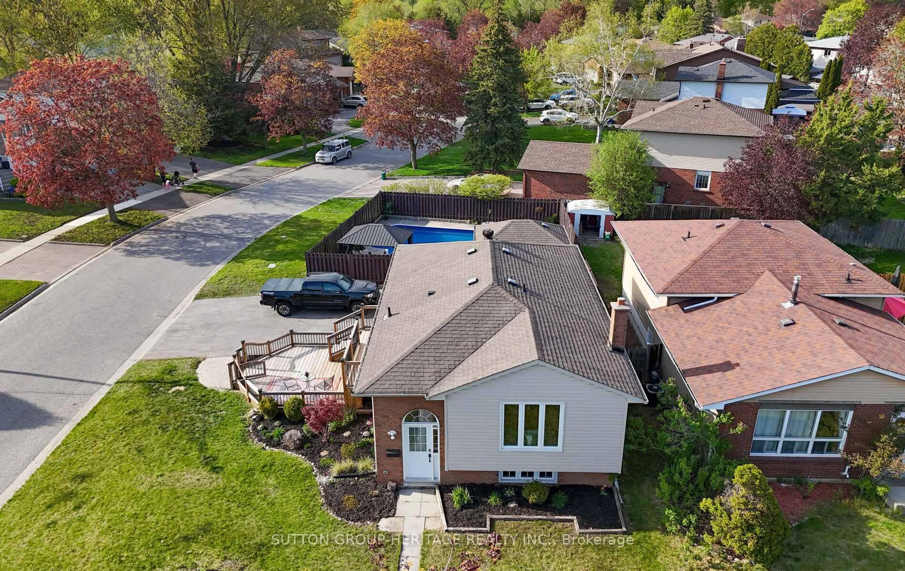 A pic from outside/outdoor area/front of a property/back of a property/a pic from drone, street for 194 Seneca Ave, Oshawa Ontario L1G 7S6