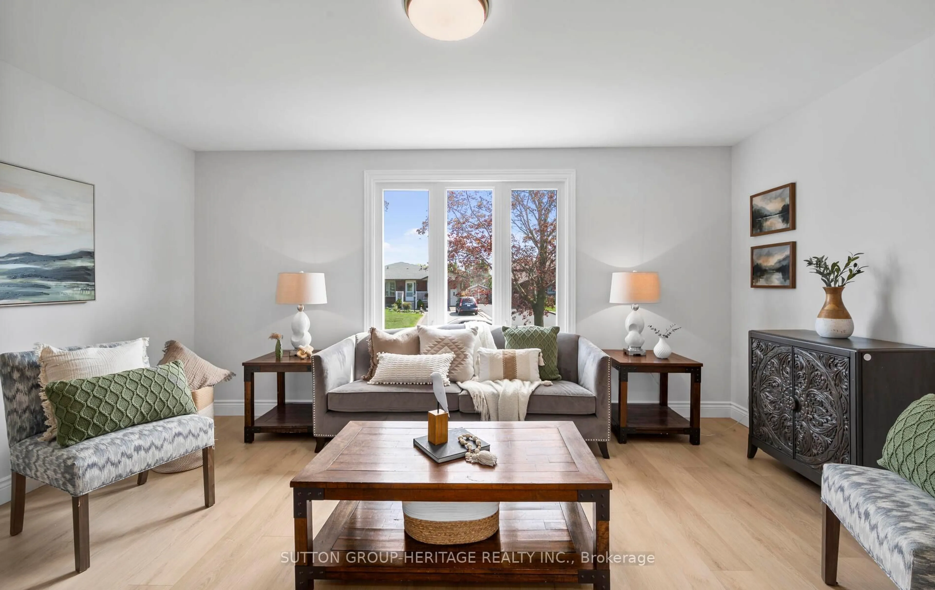Living room with furniture, wood/laminate floor for 194 Seneca Ave, Oshawa Ontario L1G 7S6