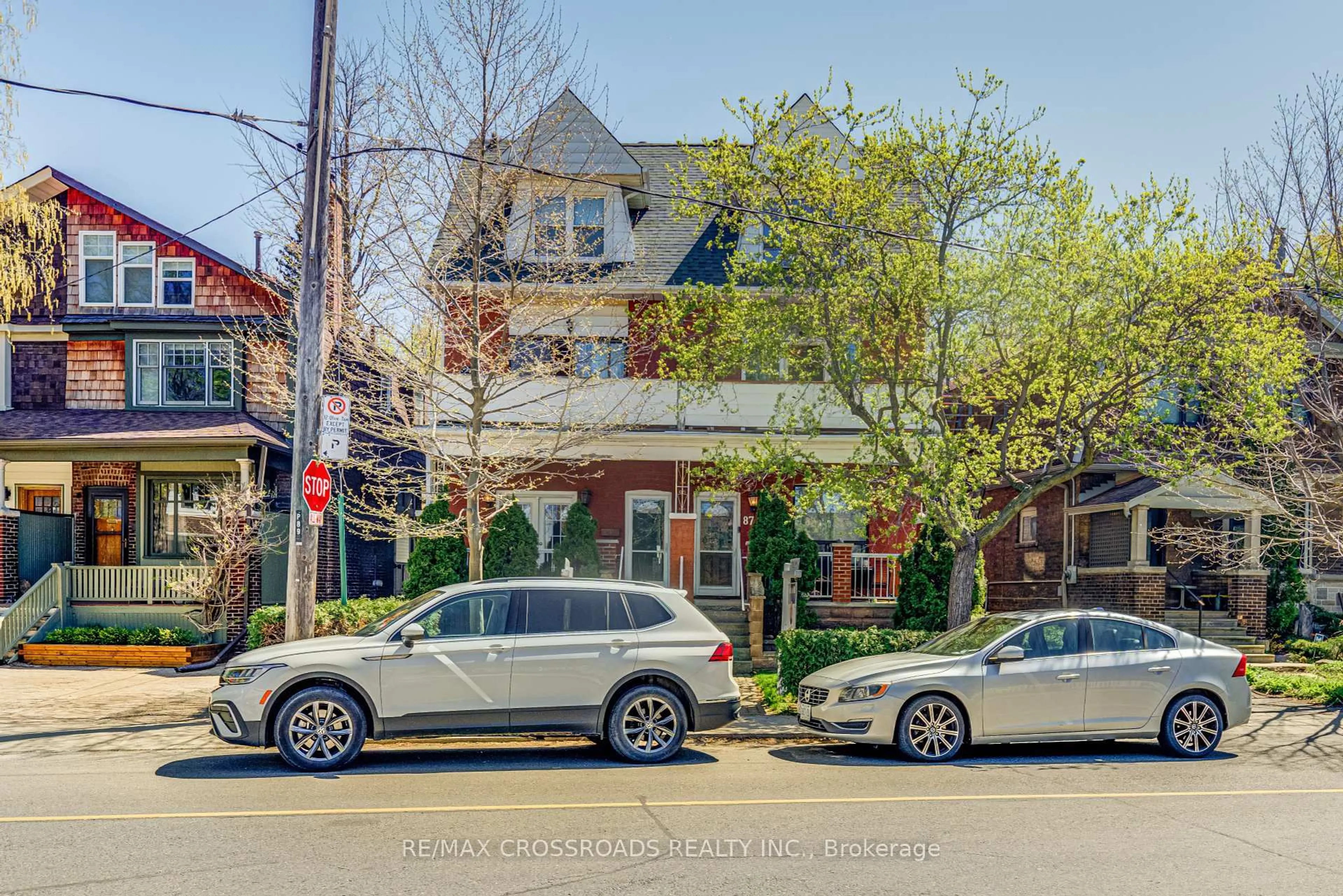 A pic from outside/outdoor area/front of a property/back of a property/a pic from drone, street for 89 Wembley Dr, Toronto Ontario M4L 3C9