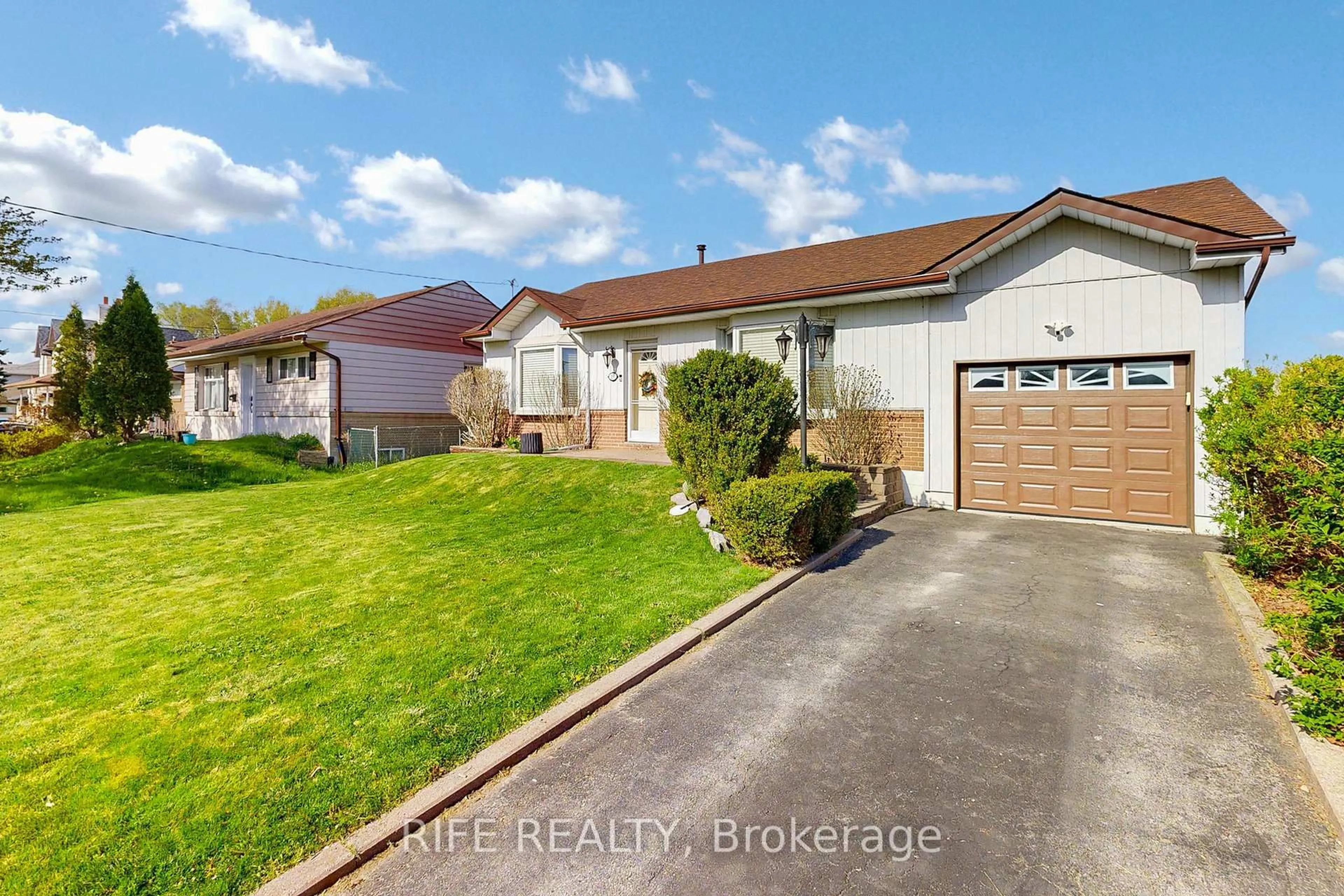 A pic from outside/outdoor area/front of a property/back of a property/a pic from drone, street for 19 Buena Vista Ave, Toronto Ontario M1S 1J3