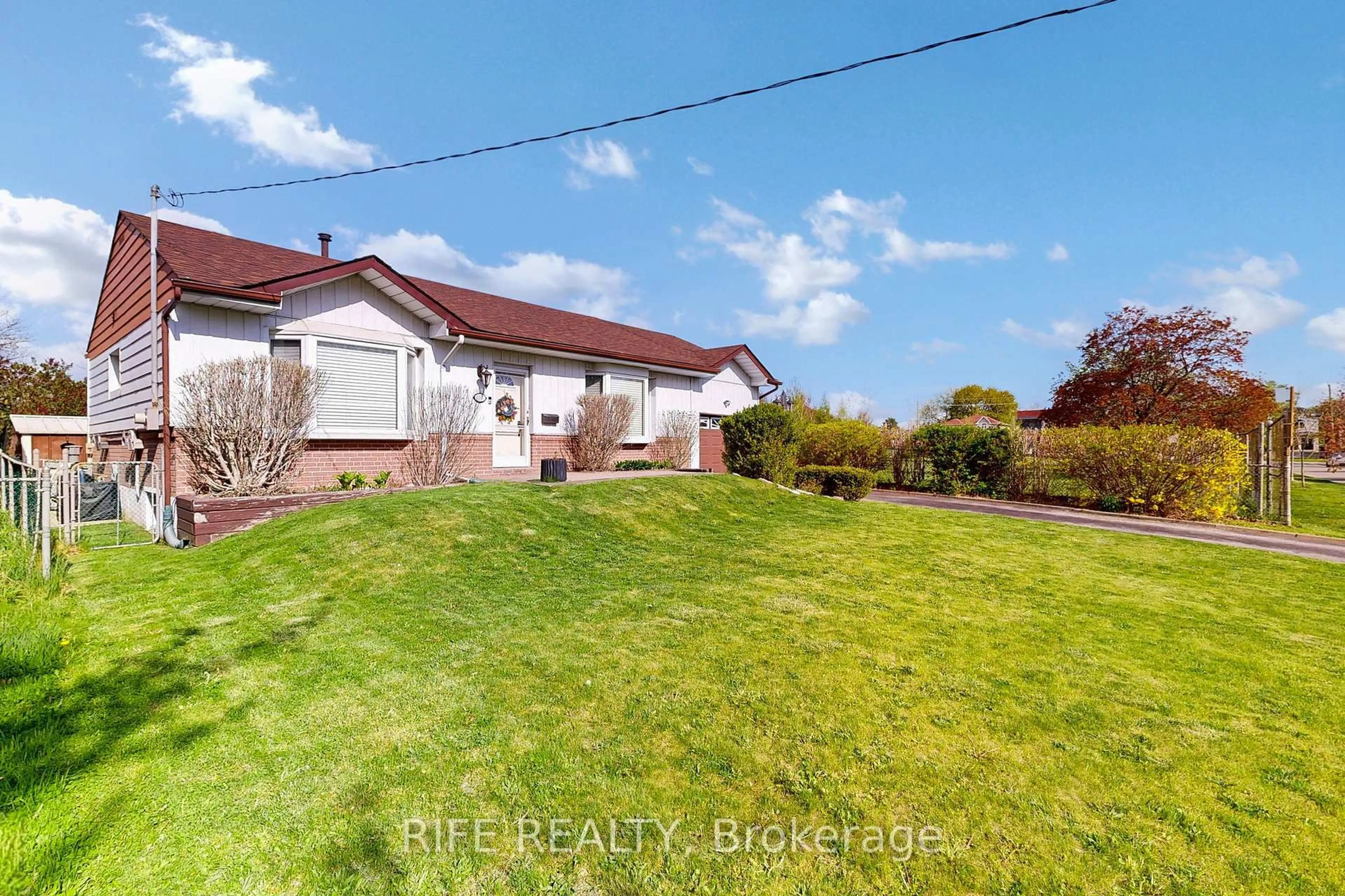A pic from outside/outdoor area/front of a property/back of a property/a pic from drone, street for 19 Buena Vista Ave, Toronto Ontario M1S 1J3