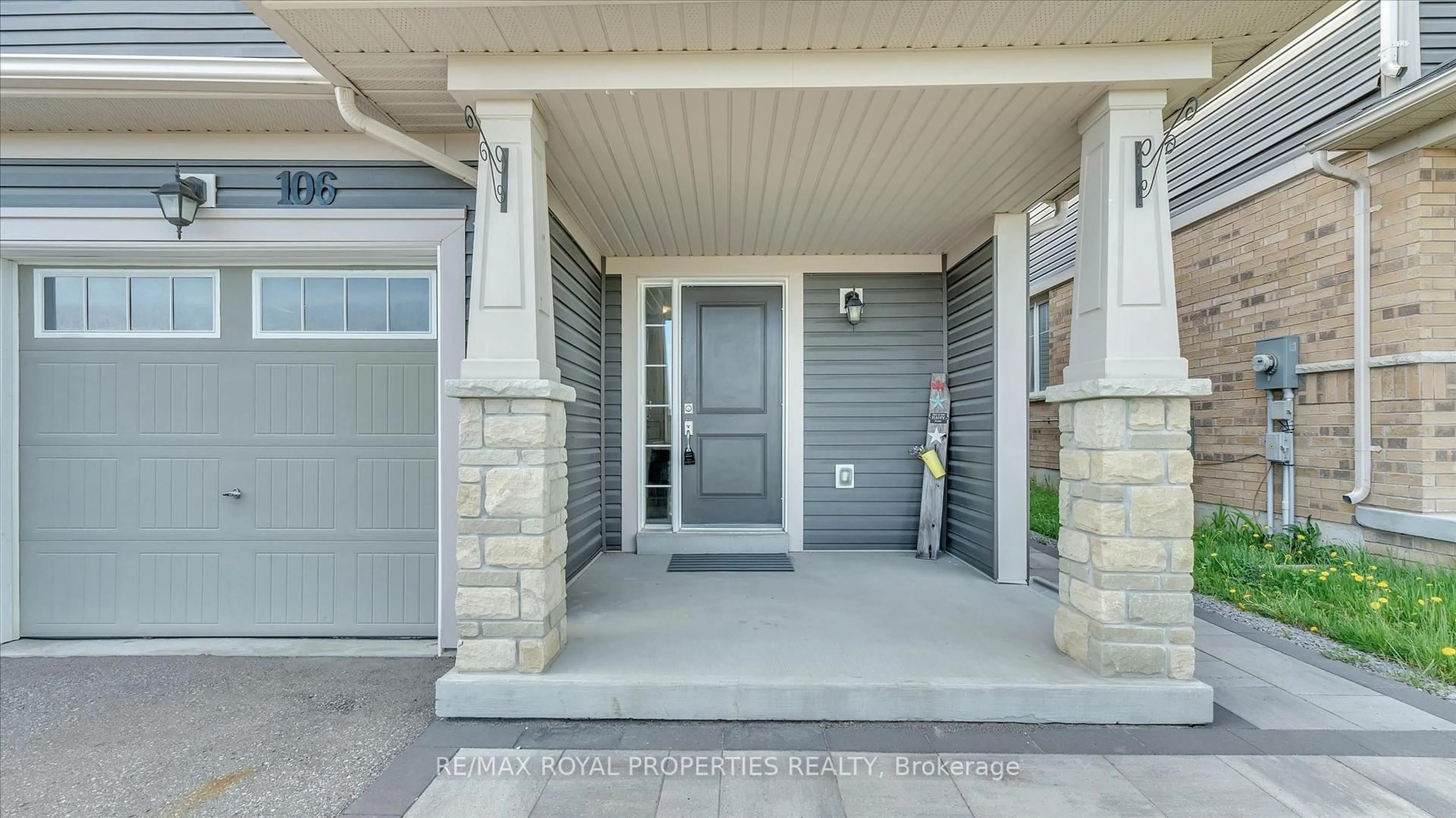 Indoor entryway for 106 Symington Ave, Oshawa Ontario L1L 0J7