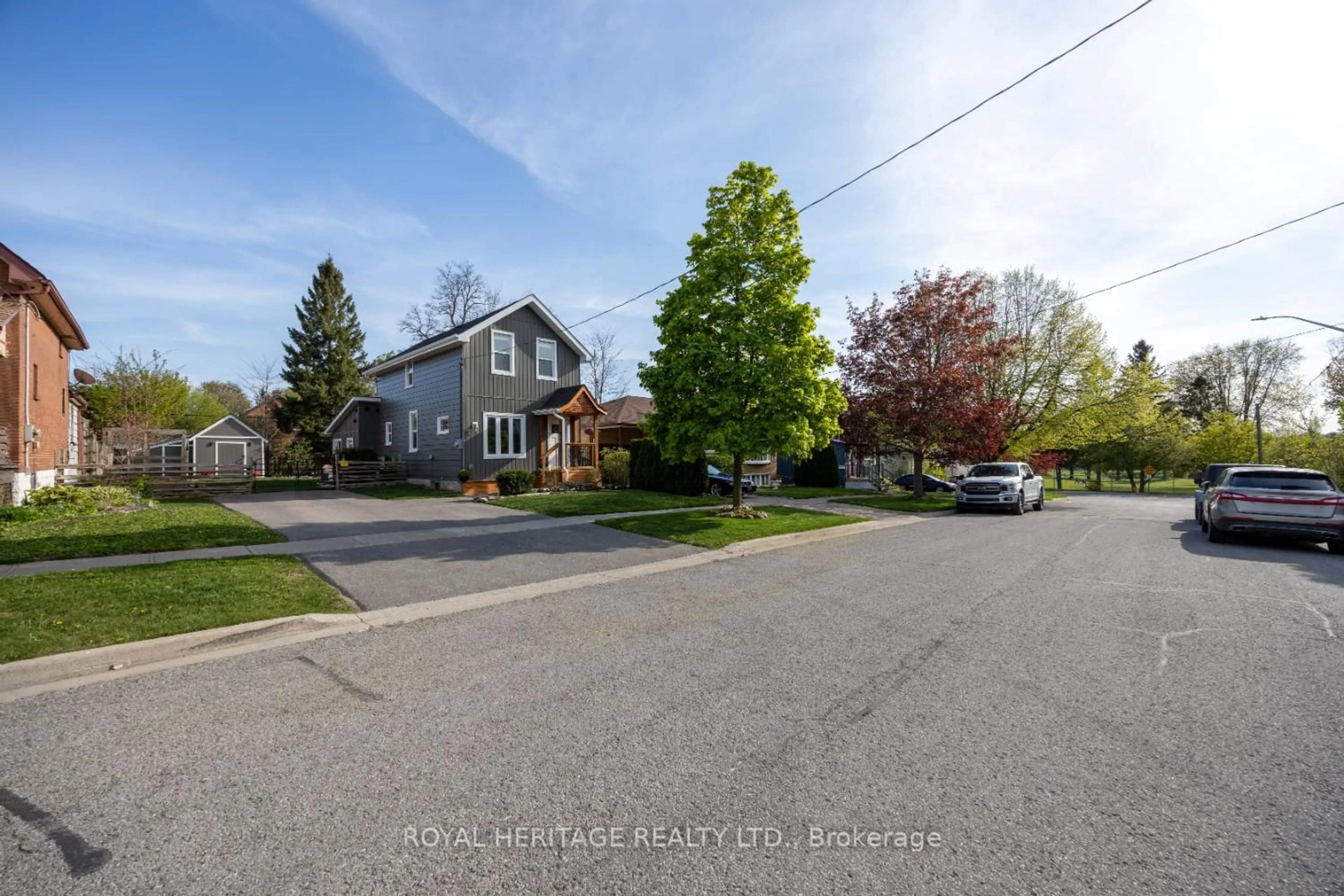 A pic from outside/outdoor area/front of a property/back of a property/a pic from drone, street for 111 Arlington Ave, Oshawa Ontario L1G 2N5