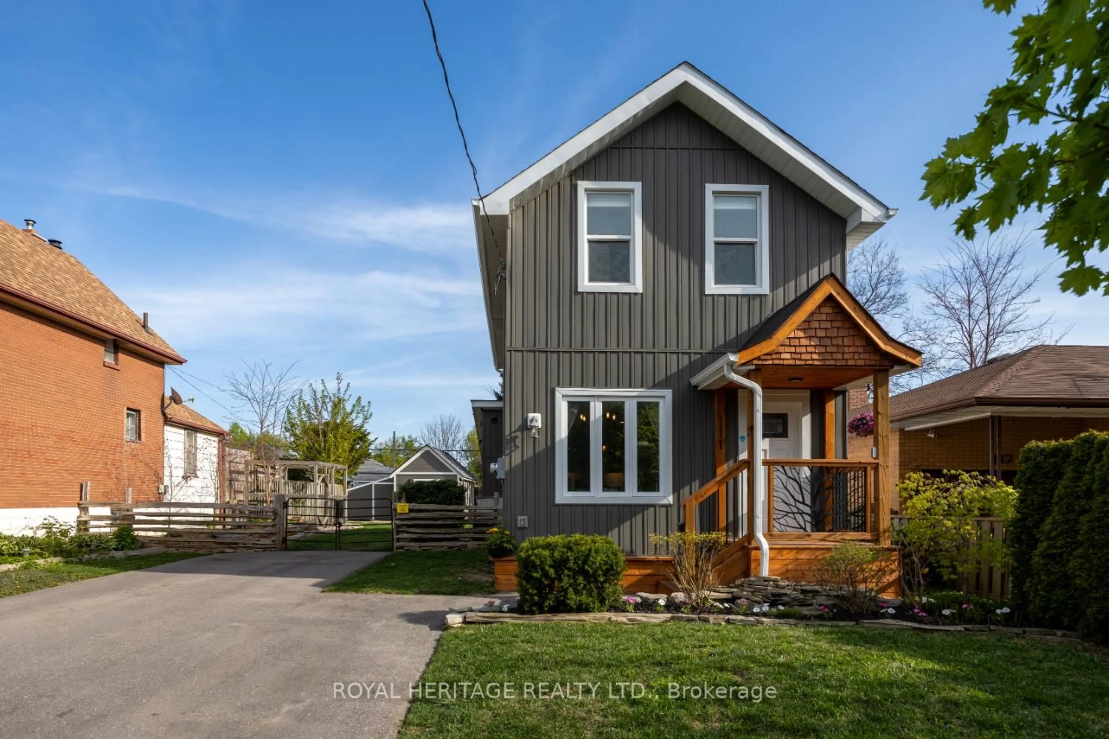 Home with vinyl exterior material, street for 111 Arlington Ave, Oshawa Ontario L1G 2N5