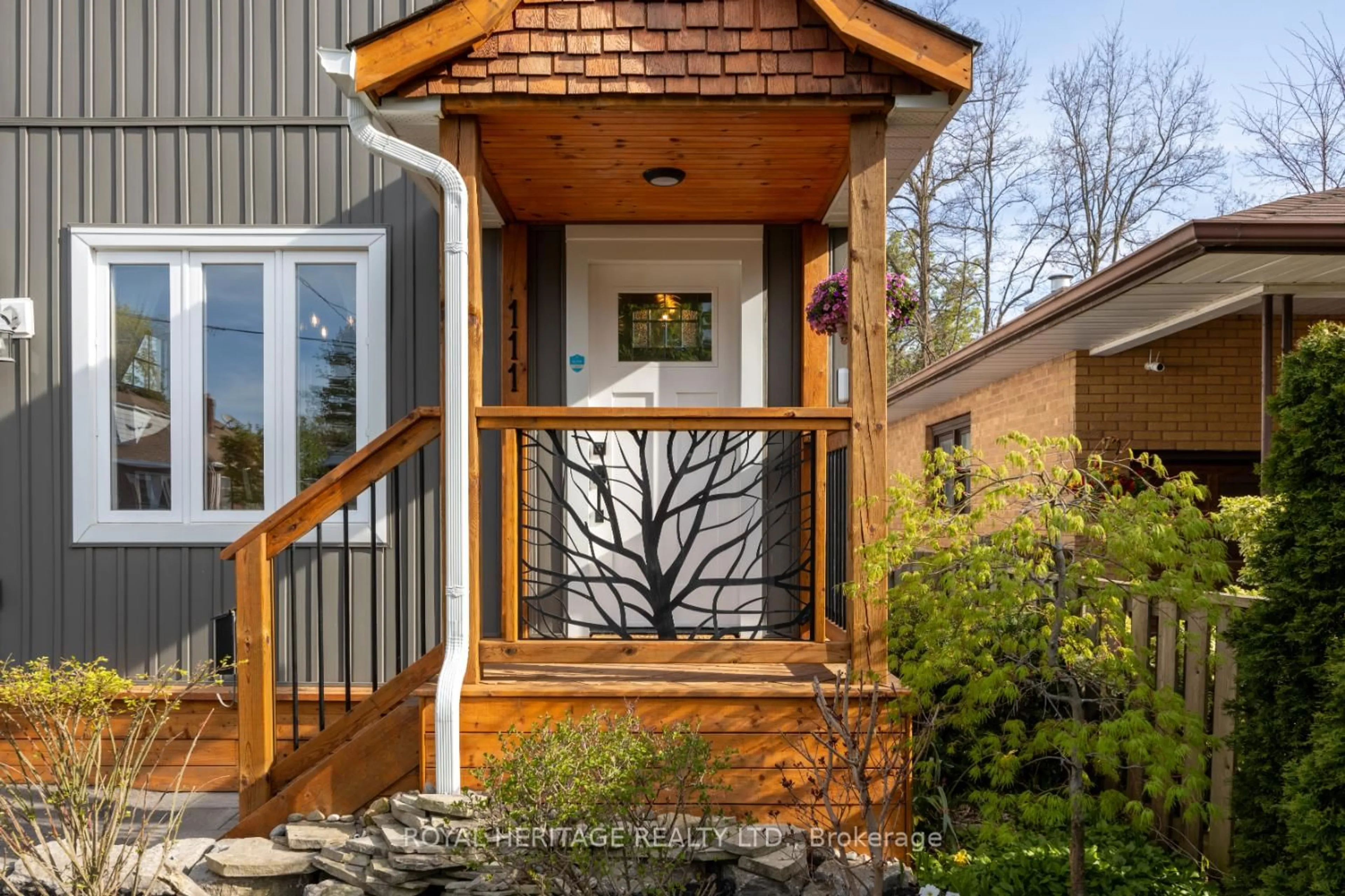 Indoor entryway for 111 Arlington Ave, Oshawa Ontario L1G 2N5